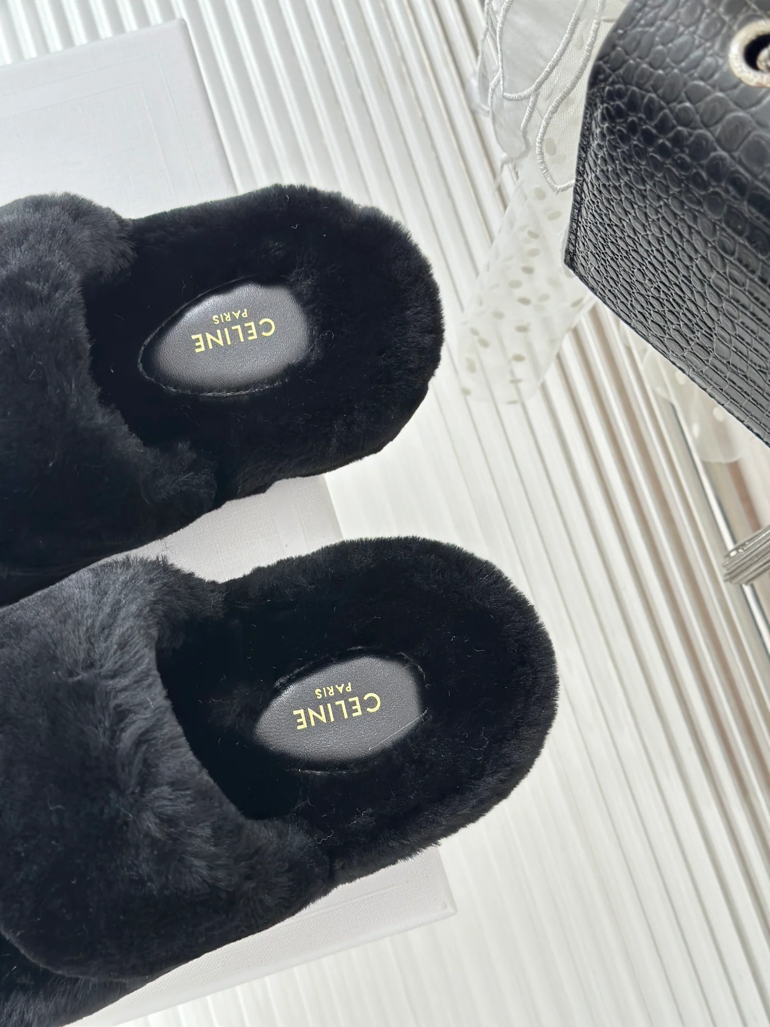 Новинка 2023 года от Celine - Шерстяные шлепанцы - Черные