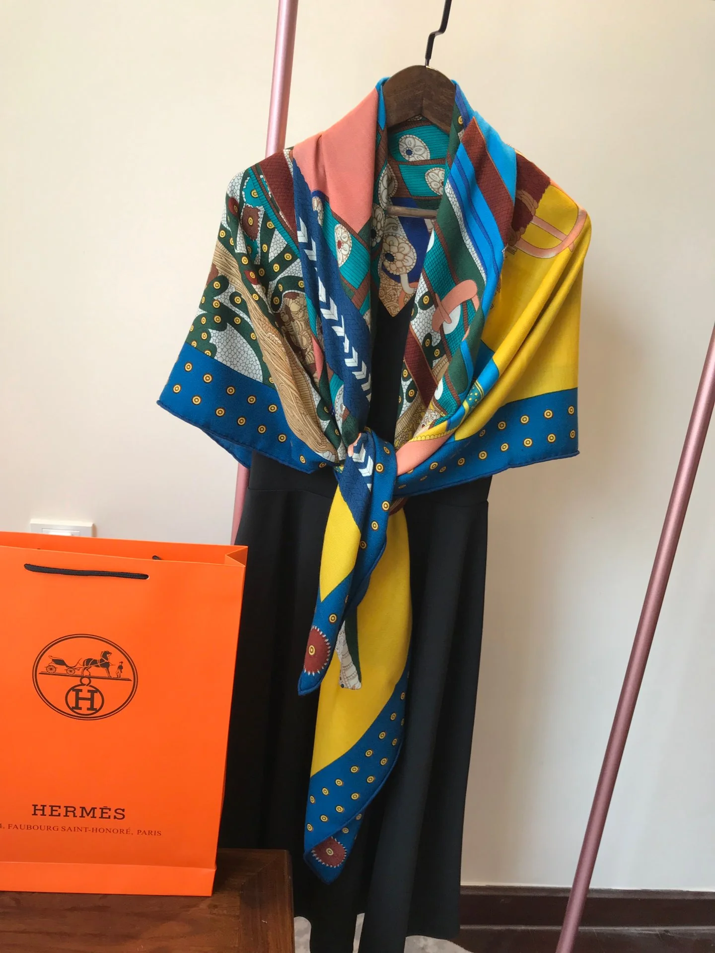 Квадратный шарф Hermes из высококачественного шелка и кашемира 140 пробы.