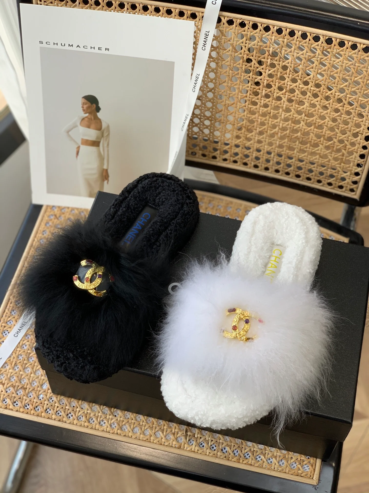 Тапочки Chanel с пряжкой из искусственного меха норки - белые