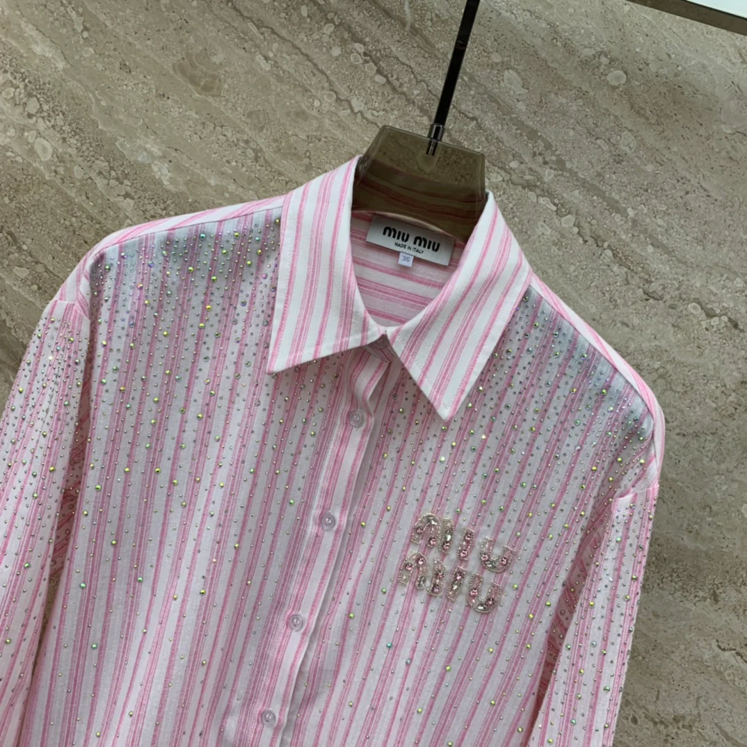 Miu Miu 2404 - Розовая рубашка с длинными рукавами, украшенная стразами, бусинами и надписью.