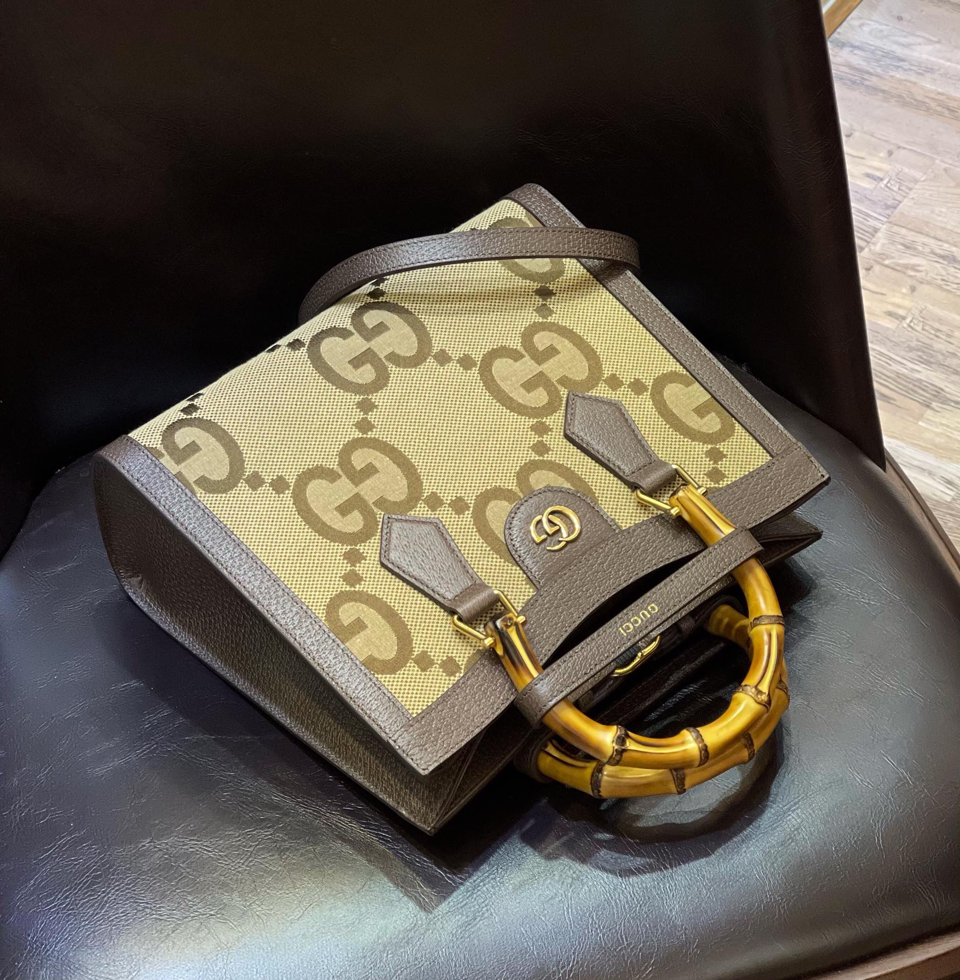 Сумка-тоут Gucci из канваса с принтом G-Flower и бамбуковой ручкой - 27x24x11 см