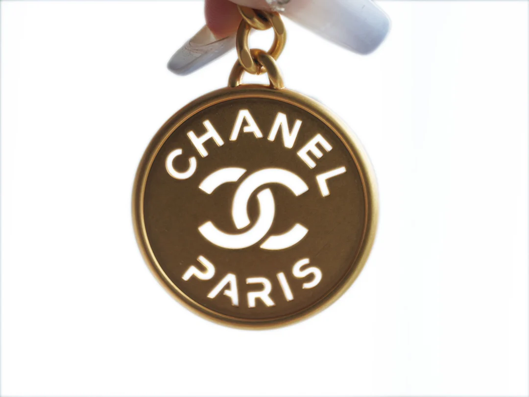 Сумка Chanel 22p 22bag, маленькая, белая, с золотой пряжкой.