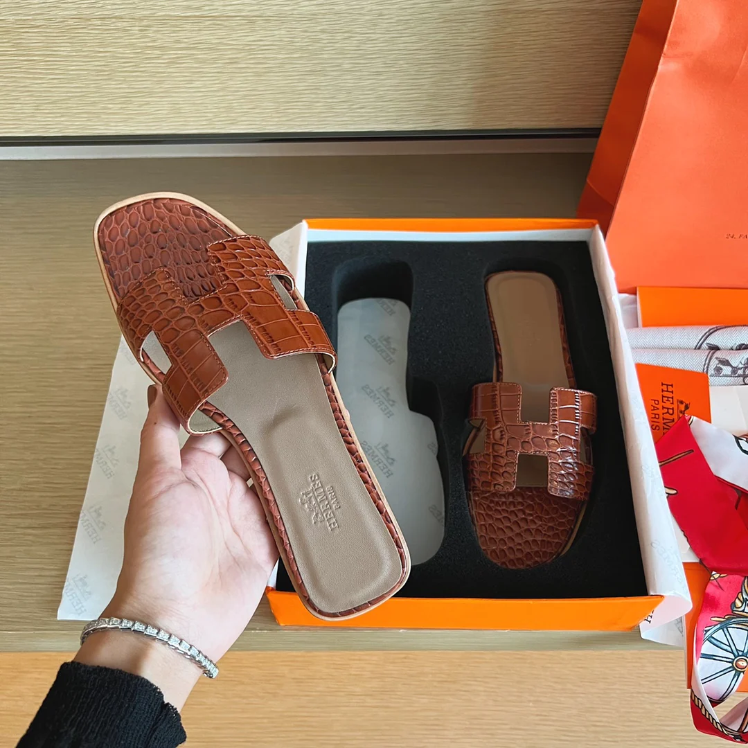 Классические тапочки Hermes с буквой H — крокодиловая кожа — коричневые