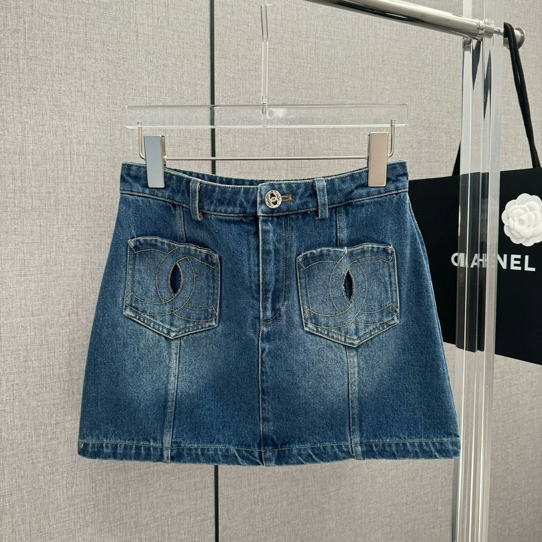 Chanel 2403 - Джинсовая мини-юбка с вышитым логотипом Double C и карманами