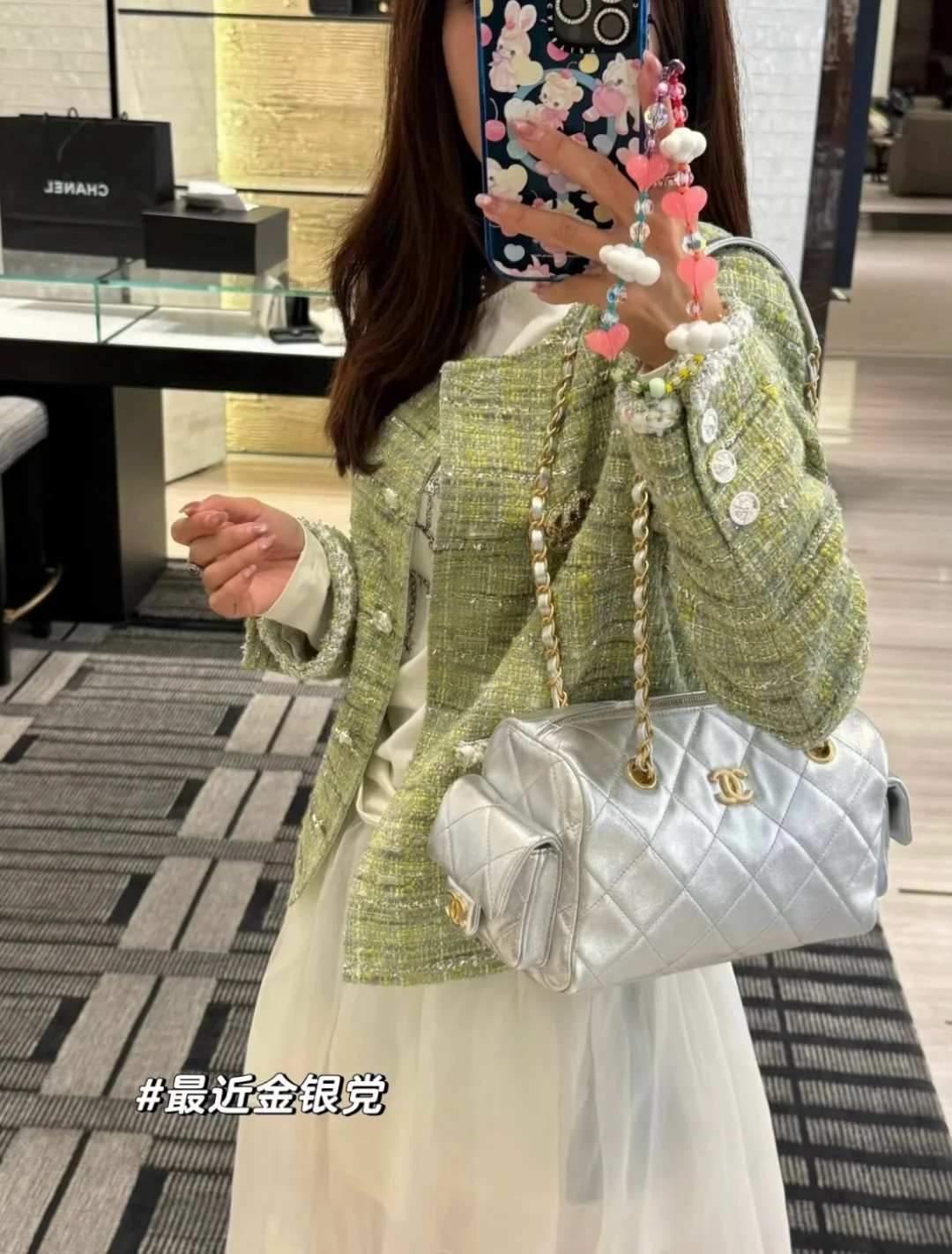 Сумка-боулинг Chanel 25k с двумя карманами - телячья кожа - серебристый цвет с золотой фурнитурой - c-861