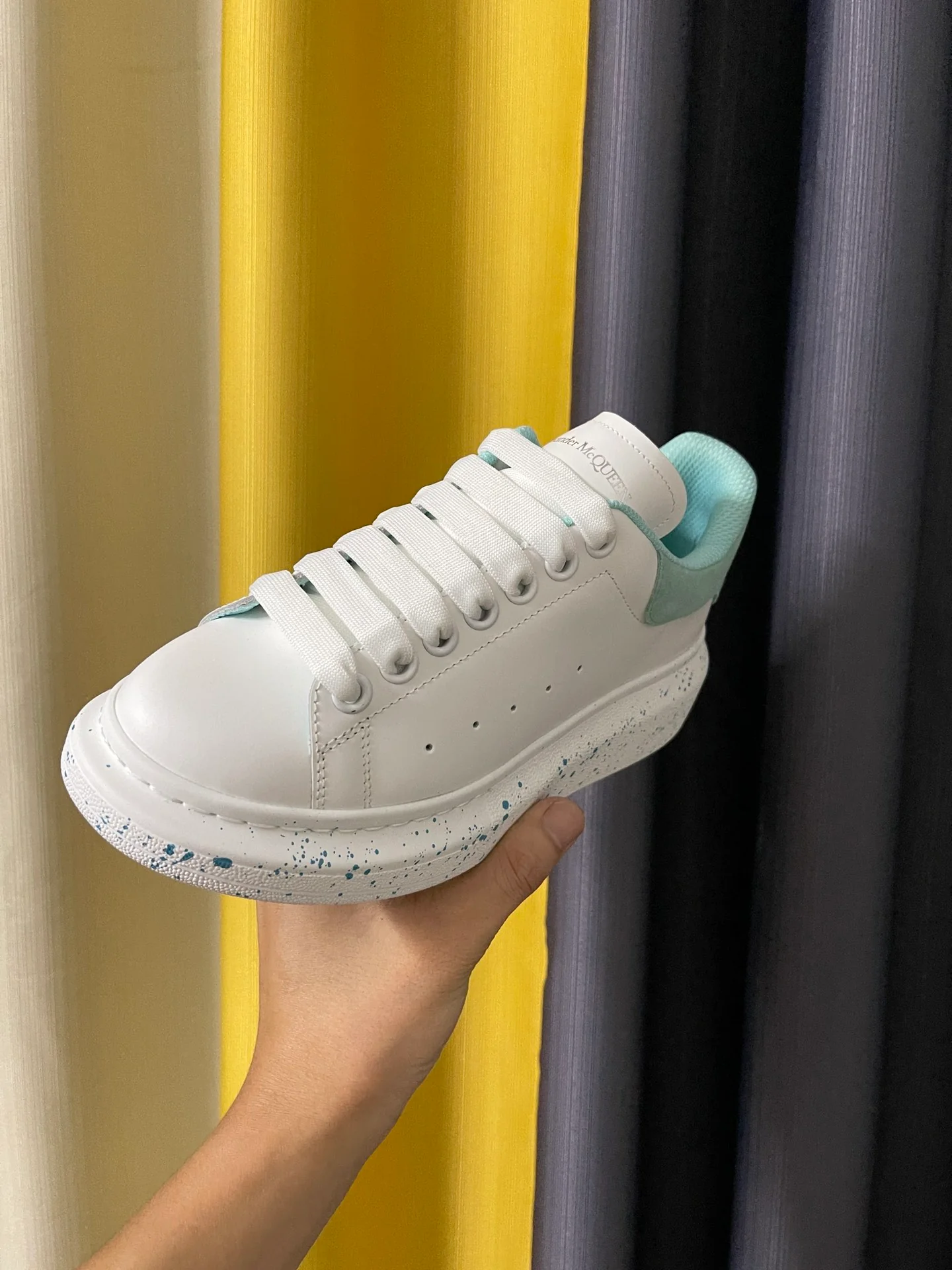 Классические белые кроссовки McQueen - унисекс - акварельный рисунок - подошва с синими точками в стиле граффити