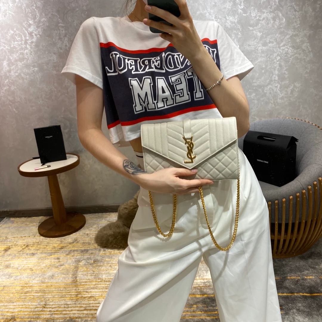 Сумка-конверт YSL с монограммой и икрой, V-образной ромбовидной стёжкой - 1