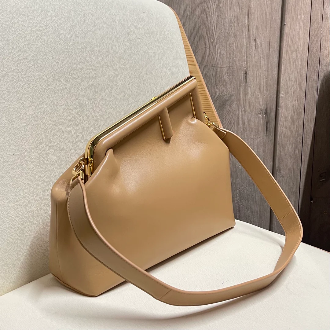 Средняя кожаная сумка Fendi-first бежевого цвета