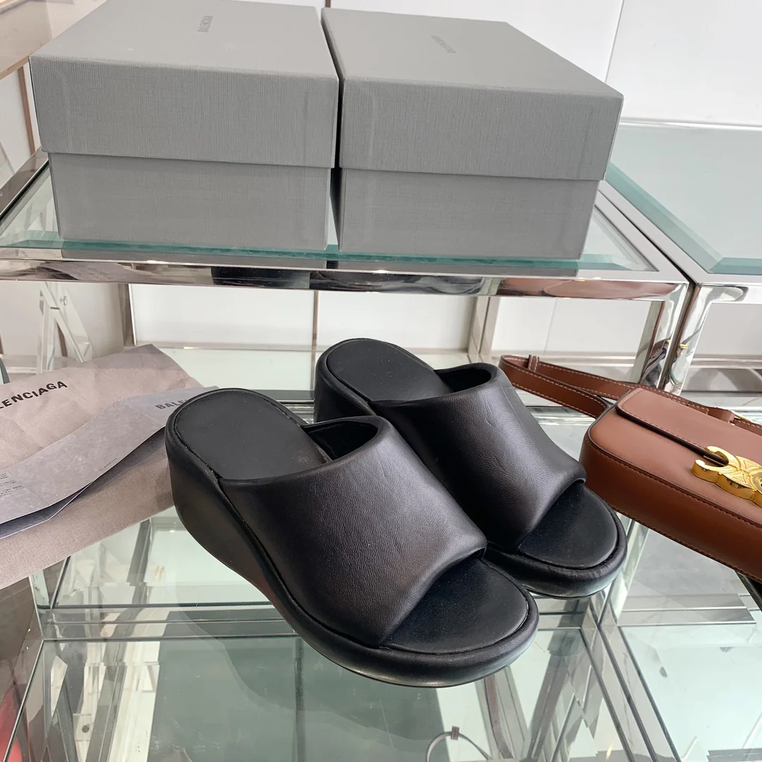 Новинка сезона весна/лето 2023 от Balenciaga - Сандалии на платформе - Черные