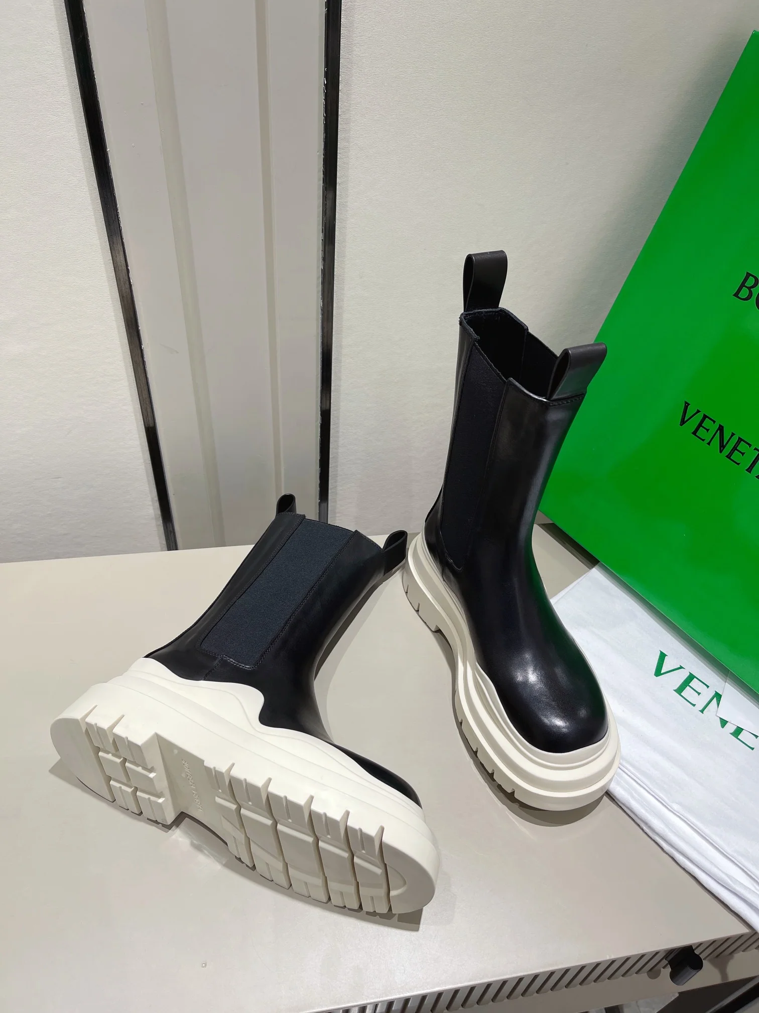 BV - Ботинки на белой подошве на платформе до середины икры