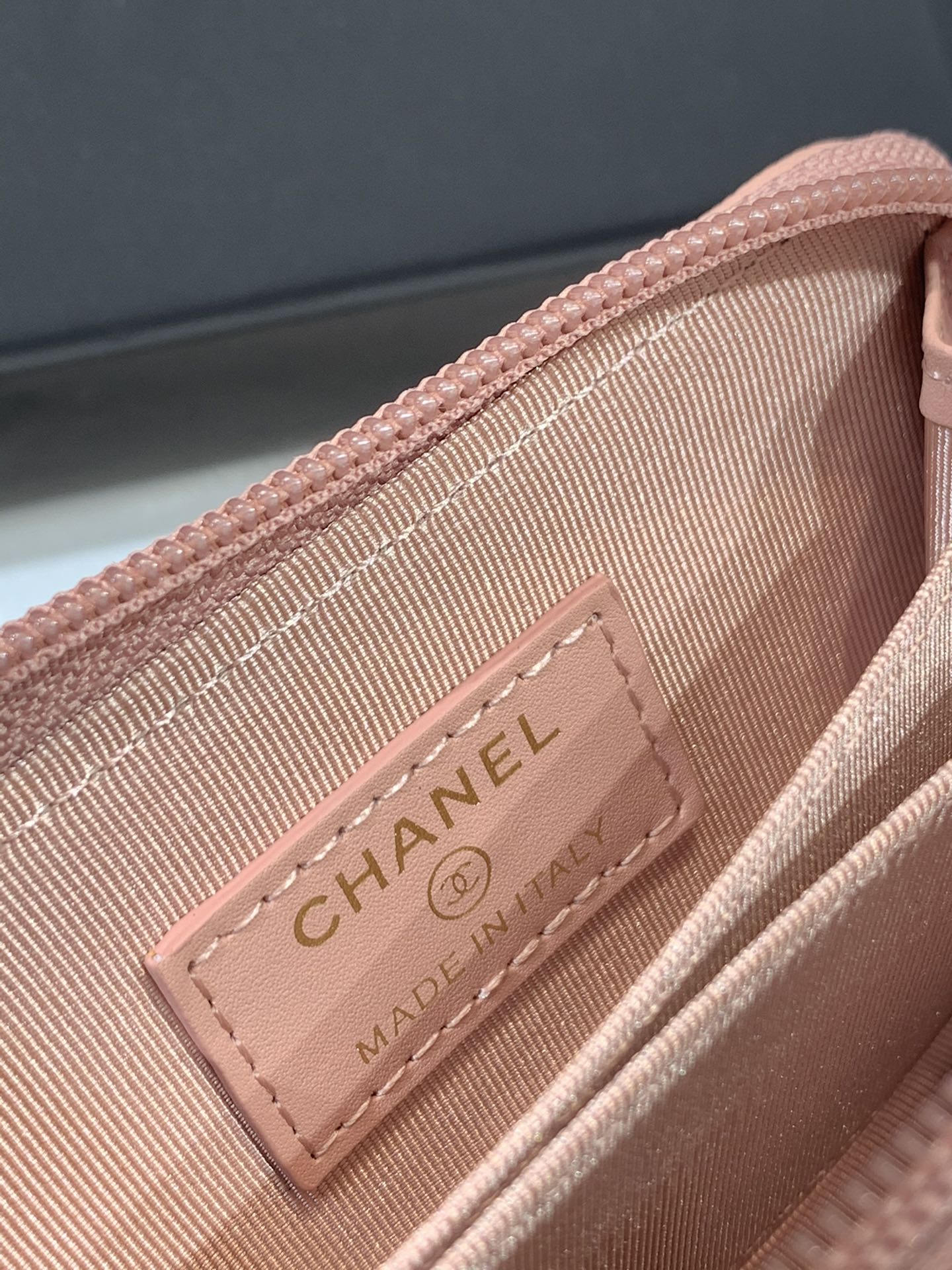 Монетоприемник Chanel Le Boy Classic на молнии - розовый