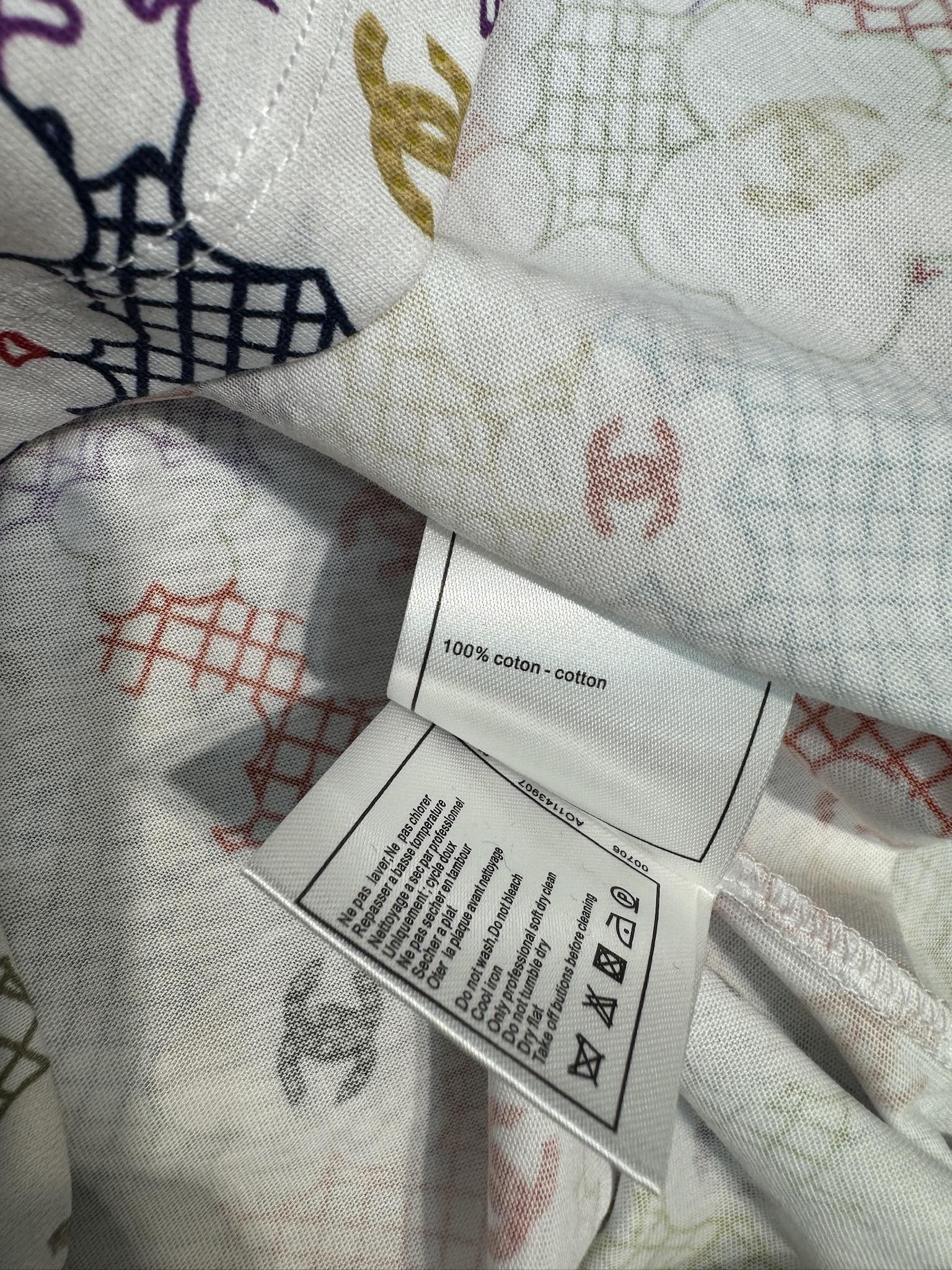 Футболка Chanel 2403 с круглым вырезом и короткими рукавами, украшенная множеством пайеток.