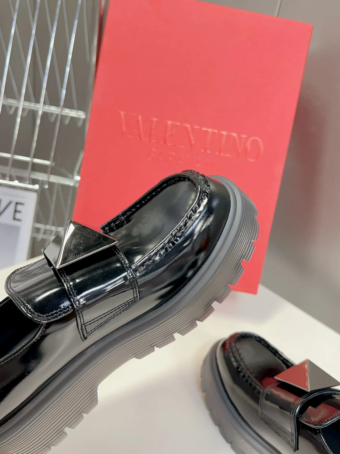 Коллекция Valentino осень/зима 2023, представленная на подиуме - Лоферы - С заклепками - Черные