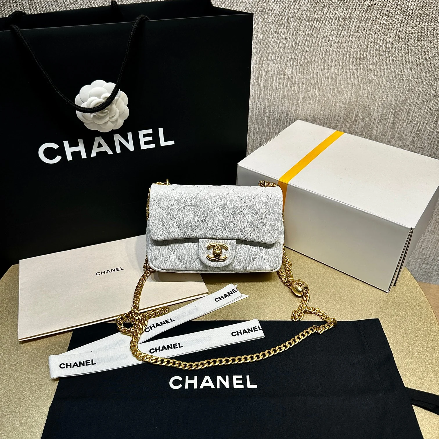 Новинка сезона весна/лето 2023 от Chanel - сумка CF Heart с регулируемой пряжкой и цепочкой - телячья кожа с текстурой 