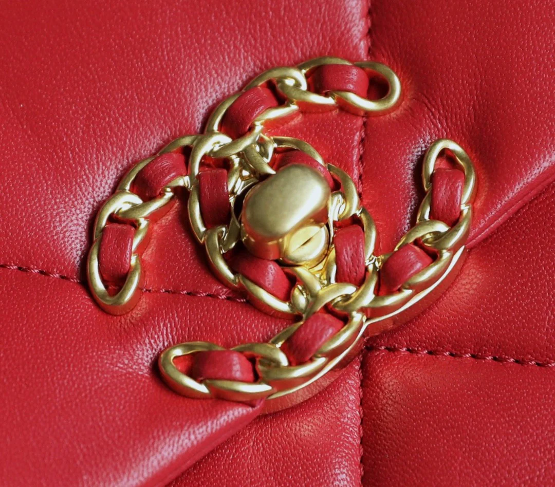 Сумка Chanel 19 - маленькая, красная.