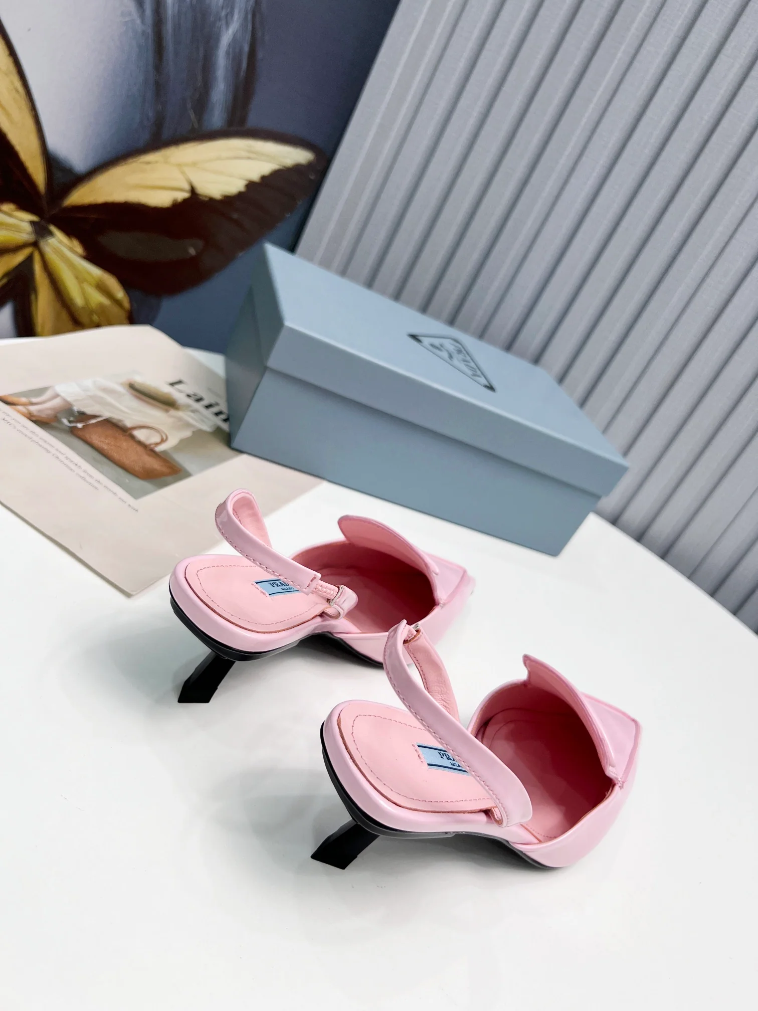 Prada - Розовые сандалии с острым носком