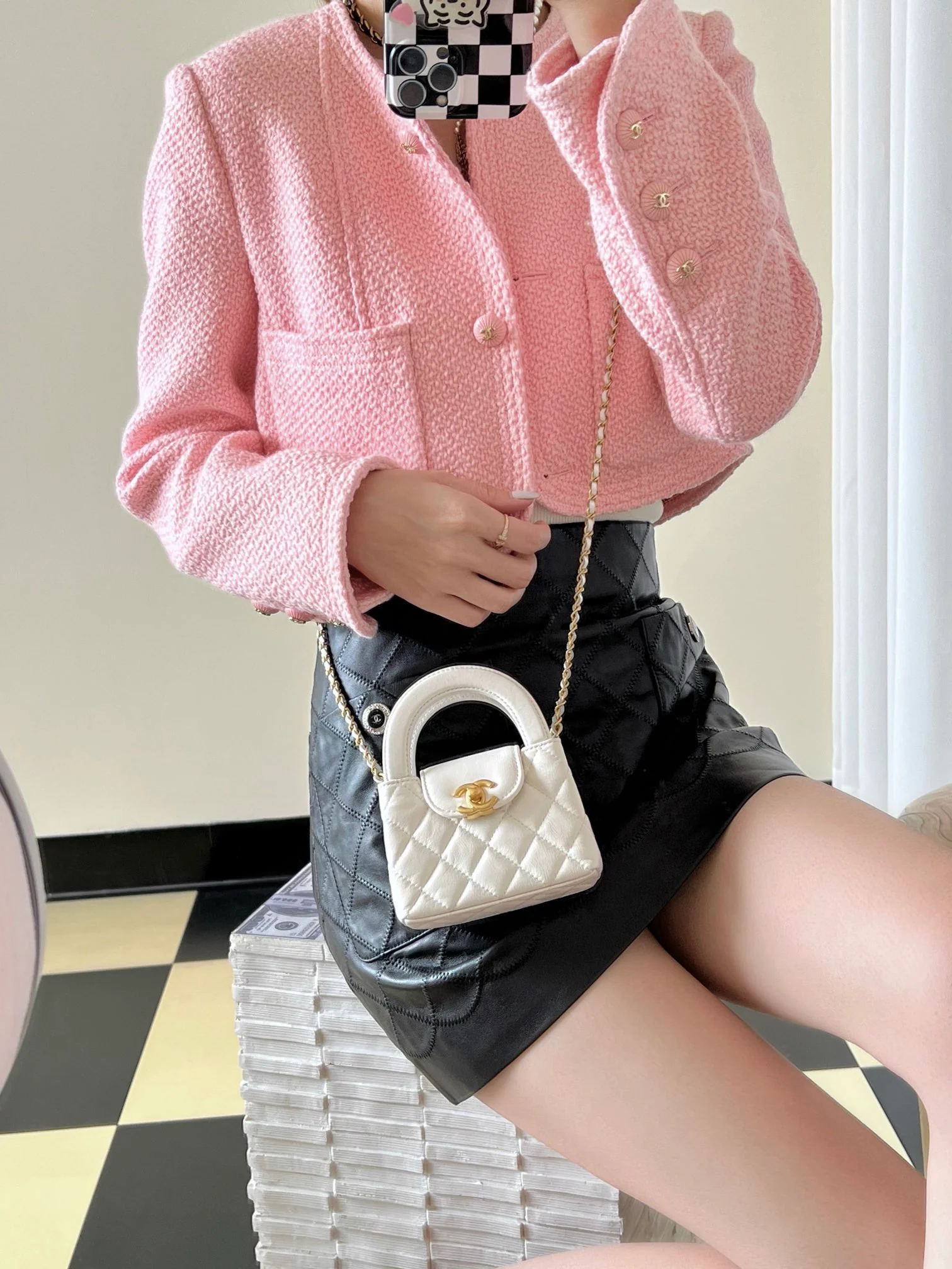 Миниатюрная сумочка Chanel Kelly на цепочке, белая.