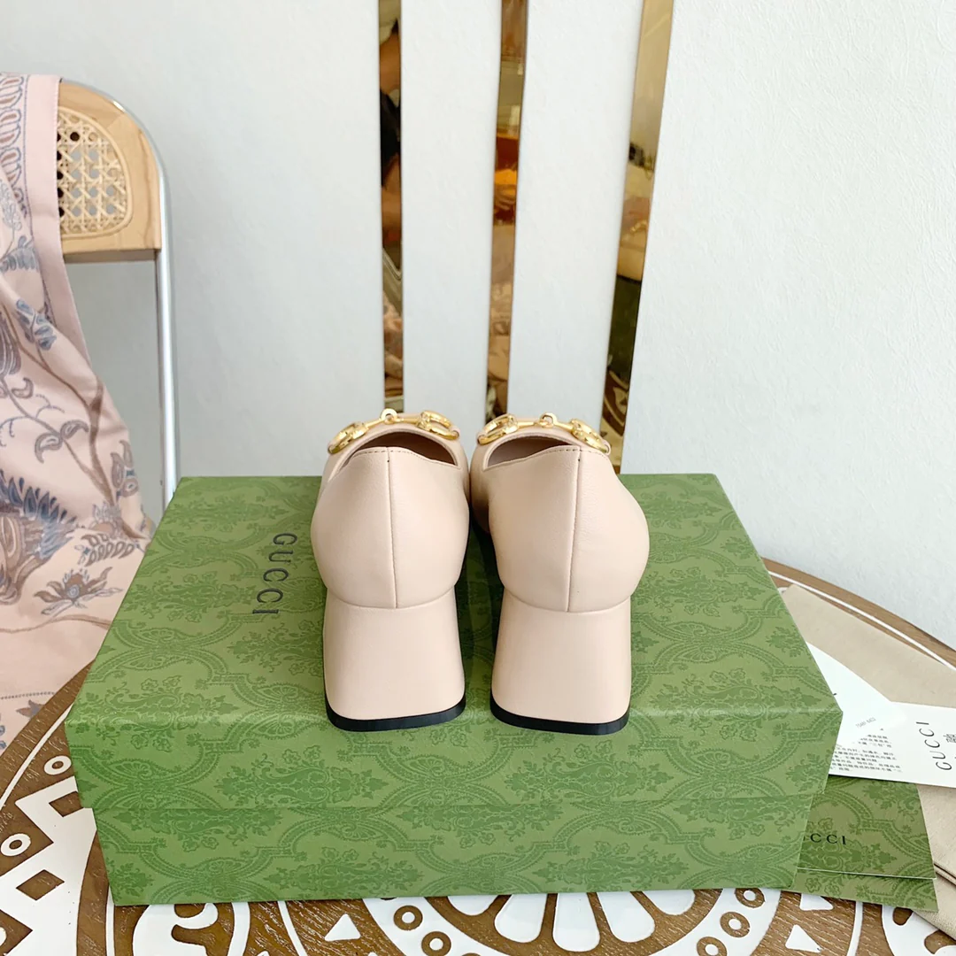 Весенняя коллекция Gucci 2021 — Туфли на массивном каблуке с пряжкой в ??виде конской уздечки.