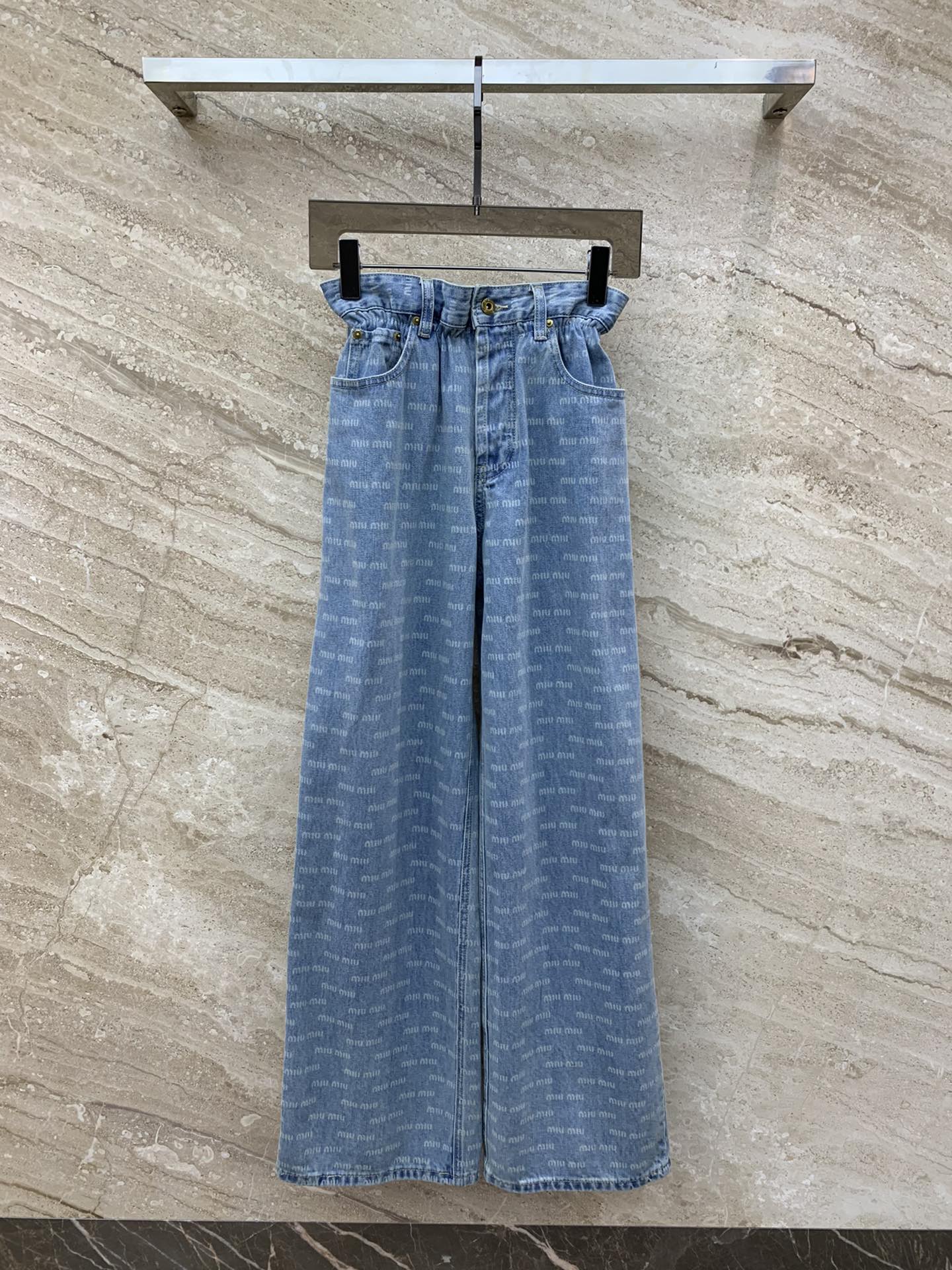 Джинсы Miu Miu-2404 с лазерным логотипом и цветочным узором