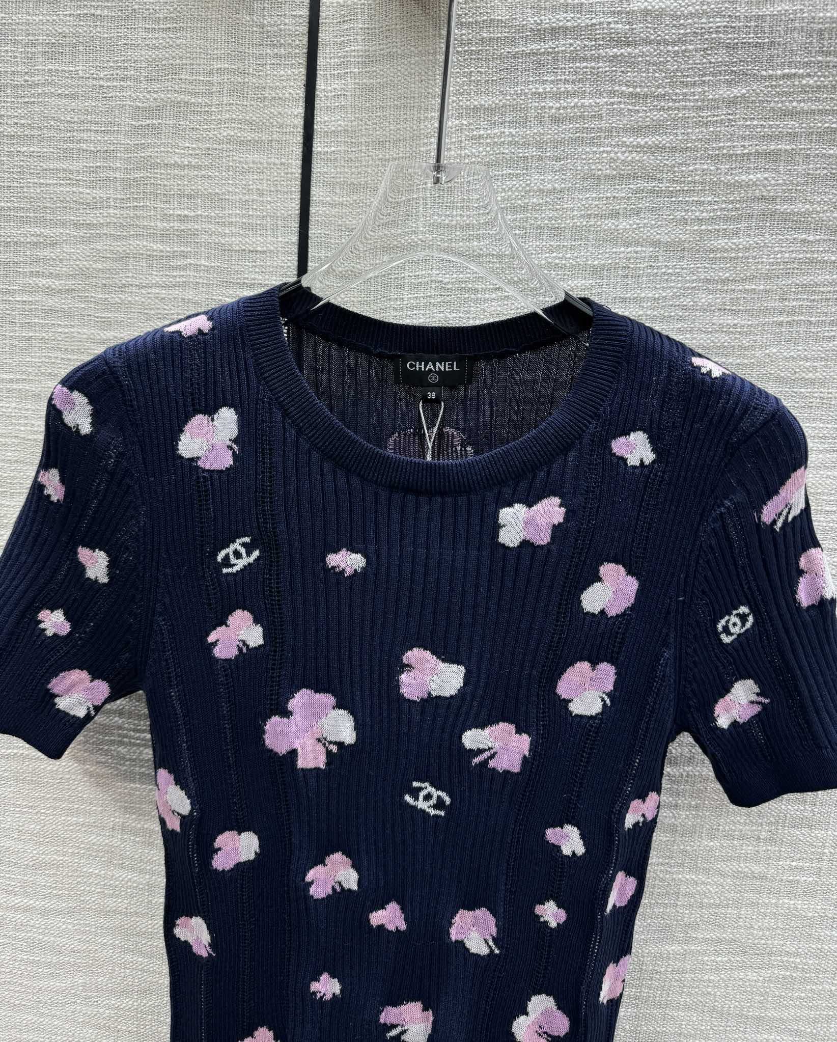 В стиле Chanel - 2403 - Трикотажный топ с короткими рукавами и жаккардовым узором в виде четырехлистного клевера - Черный