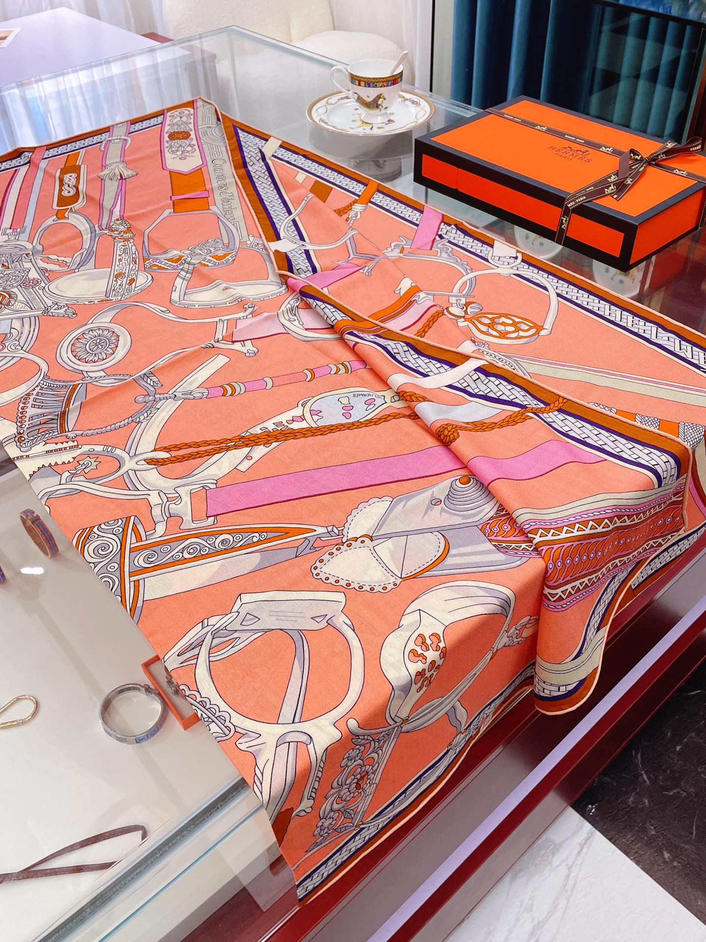 Квадратный шарф Hermes Stirrup Racing – 140 см – 70% кашемир – 30% шелк – 1 шт.