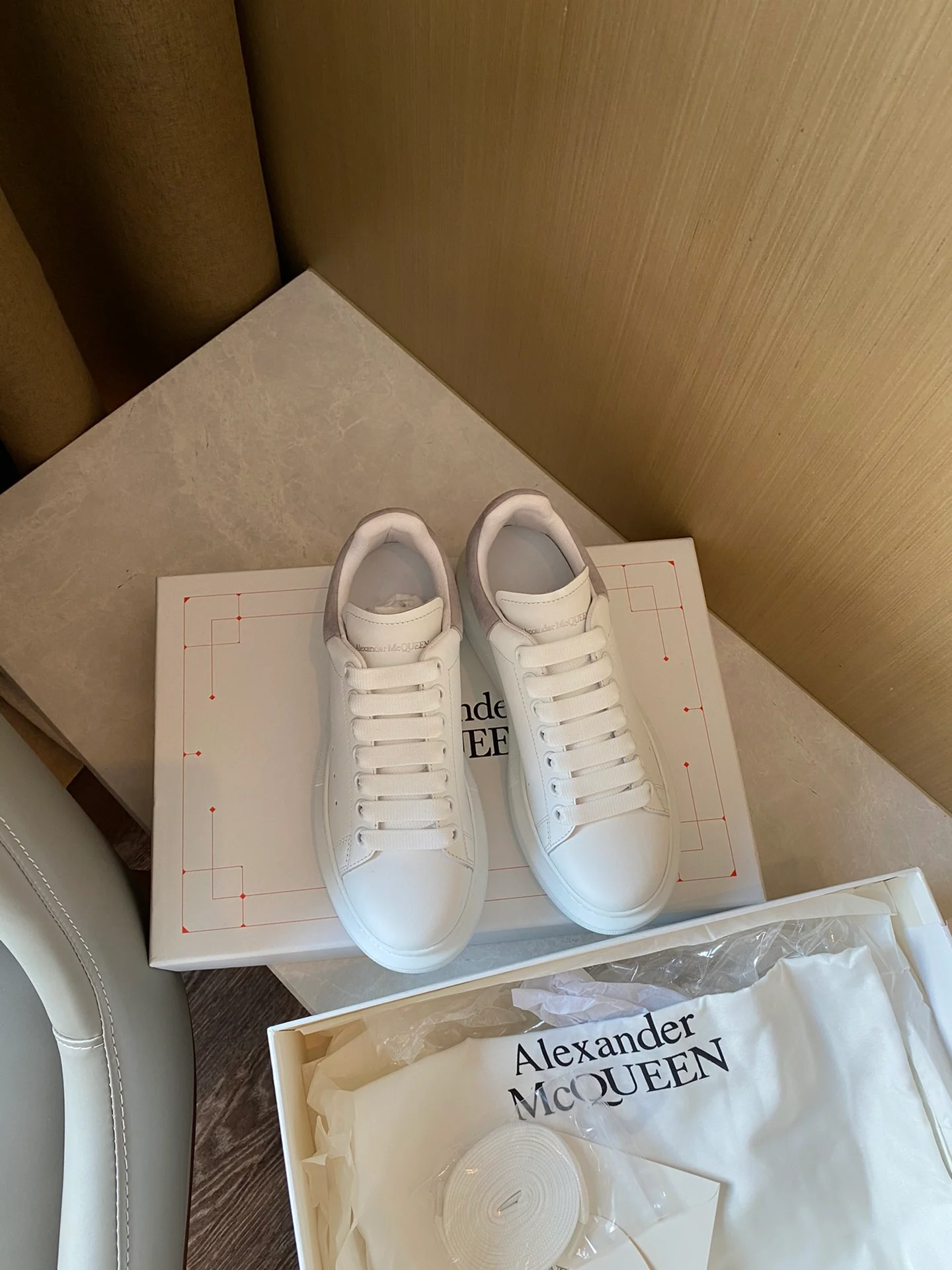 Классические белые кроссовки McQueen с замшевой подошвой на каблуке, серые.