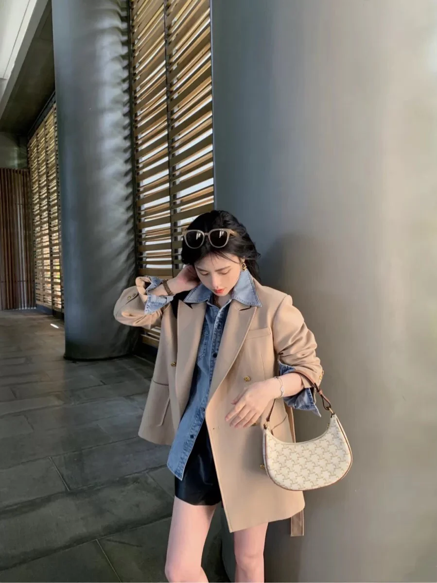 Сумка Celine Ava Triomphe из канваса — белая с монограммой.