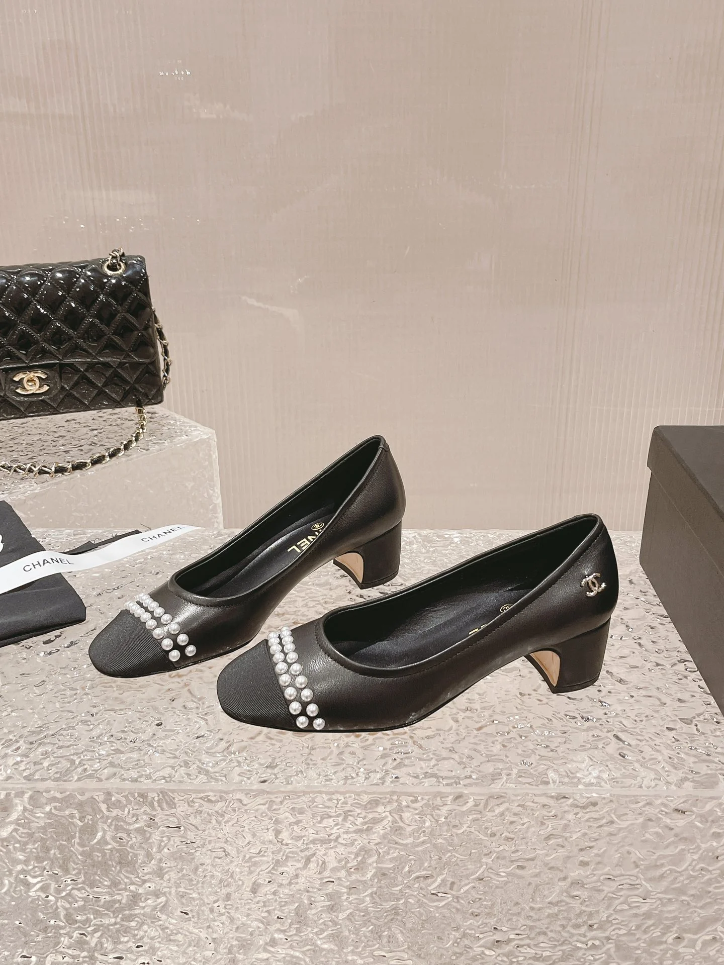 Новинка 2023 года от Chanel - Туфли на низком каблуке с жемчужным верхом - Черные