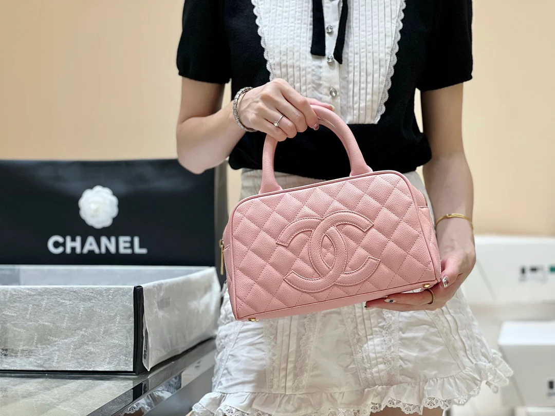 Винтажная сумка-боулинг Chanel из икры, розовая.