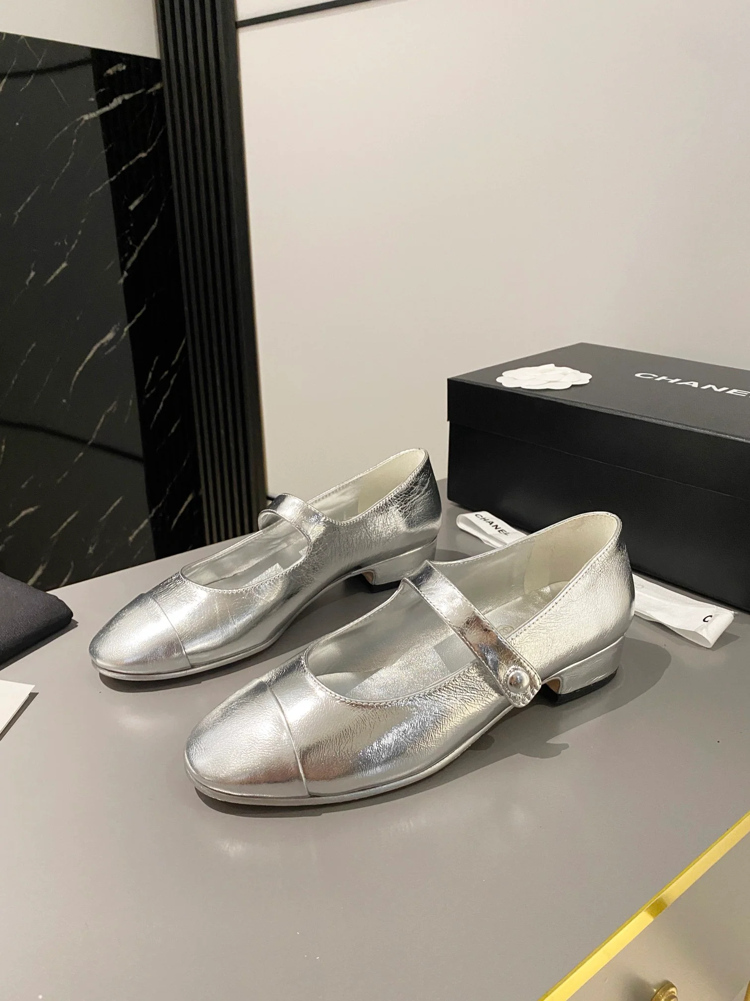 Новинка сезона осень/зима 2023 от Chanel - туфли Мэри Джейн - серебристые.