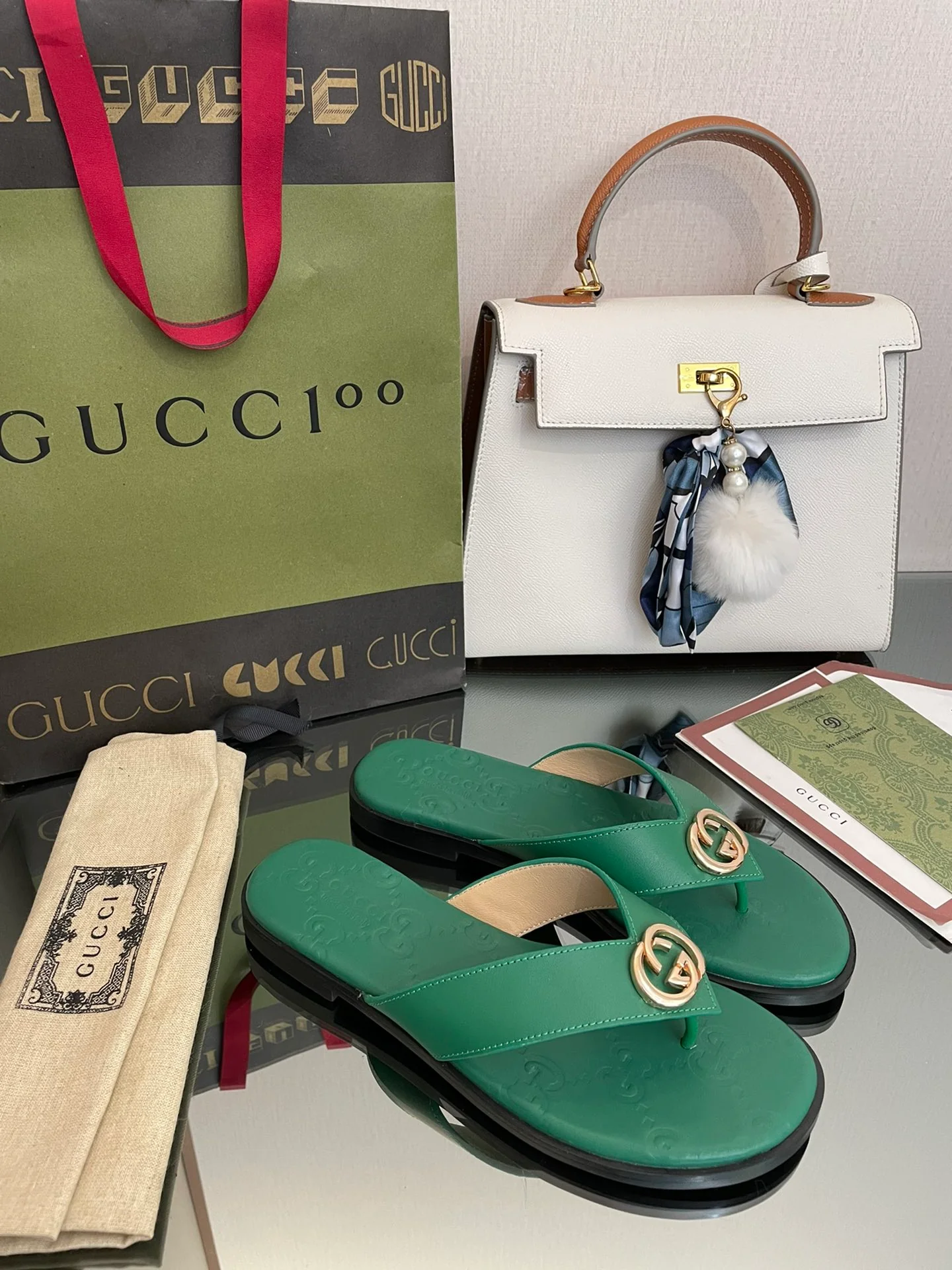 Шлёпанцы с логотипом Gucci
