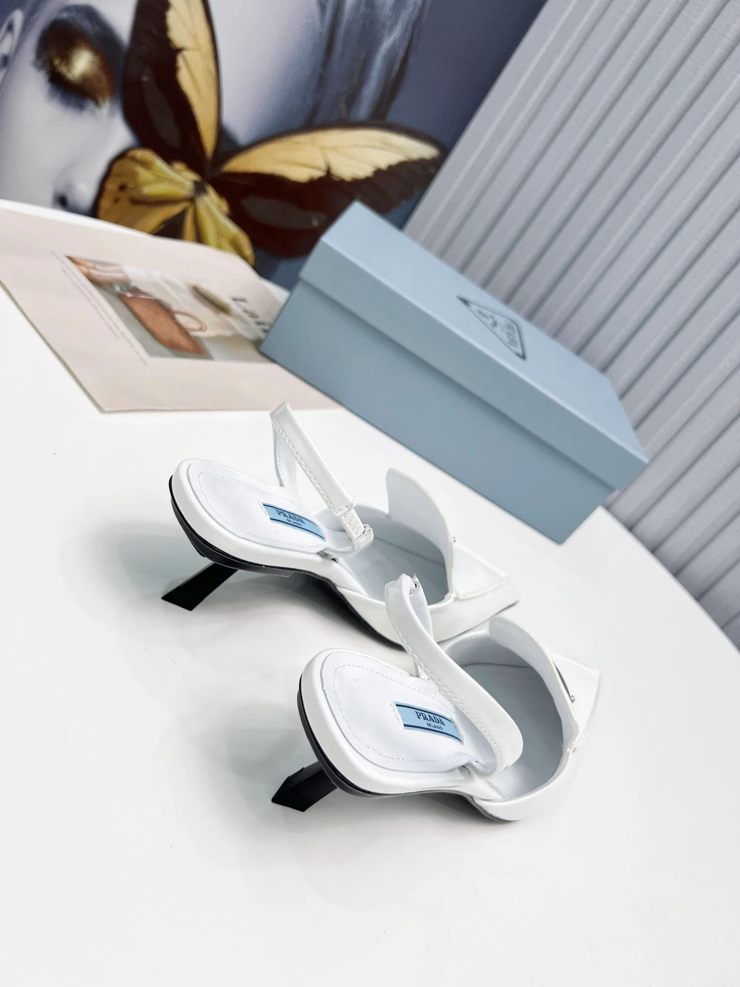 Prada - Белые сандалии с острым носком