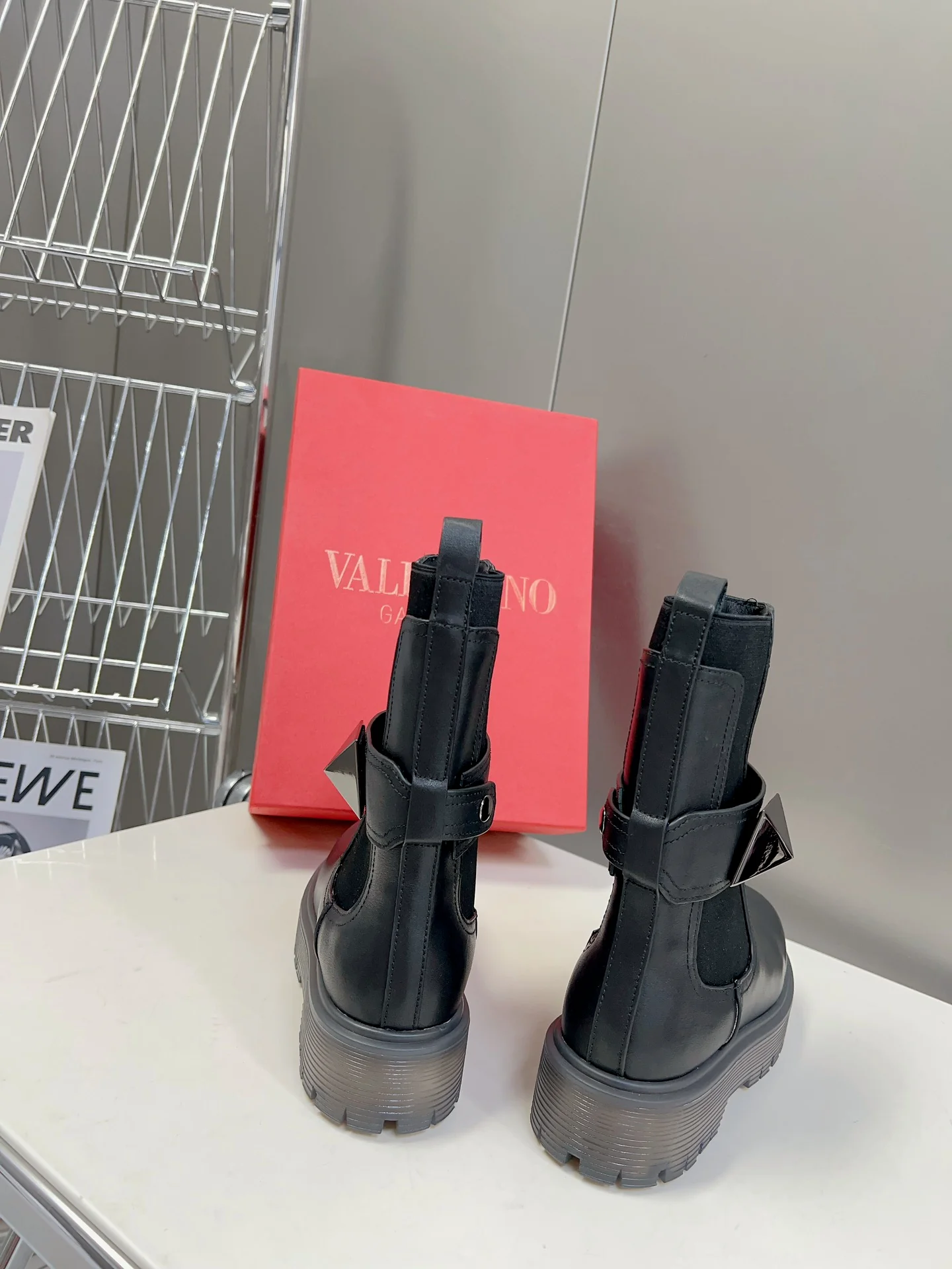 Коллекция Valentino осень/зима 2023, представленная на подиуме - Ботильоны - С крупными заклепками сбоку - Черные