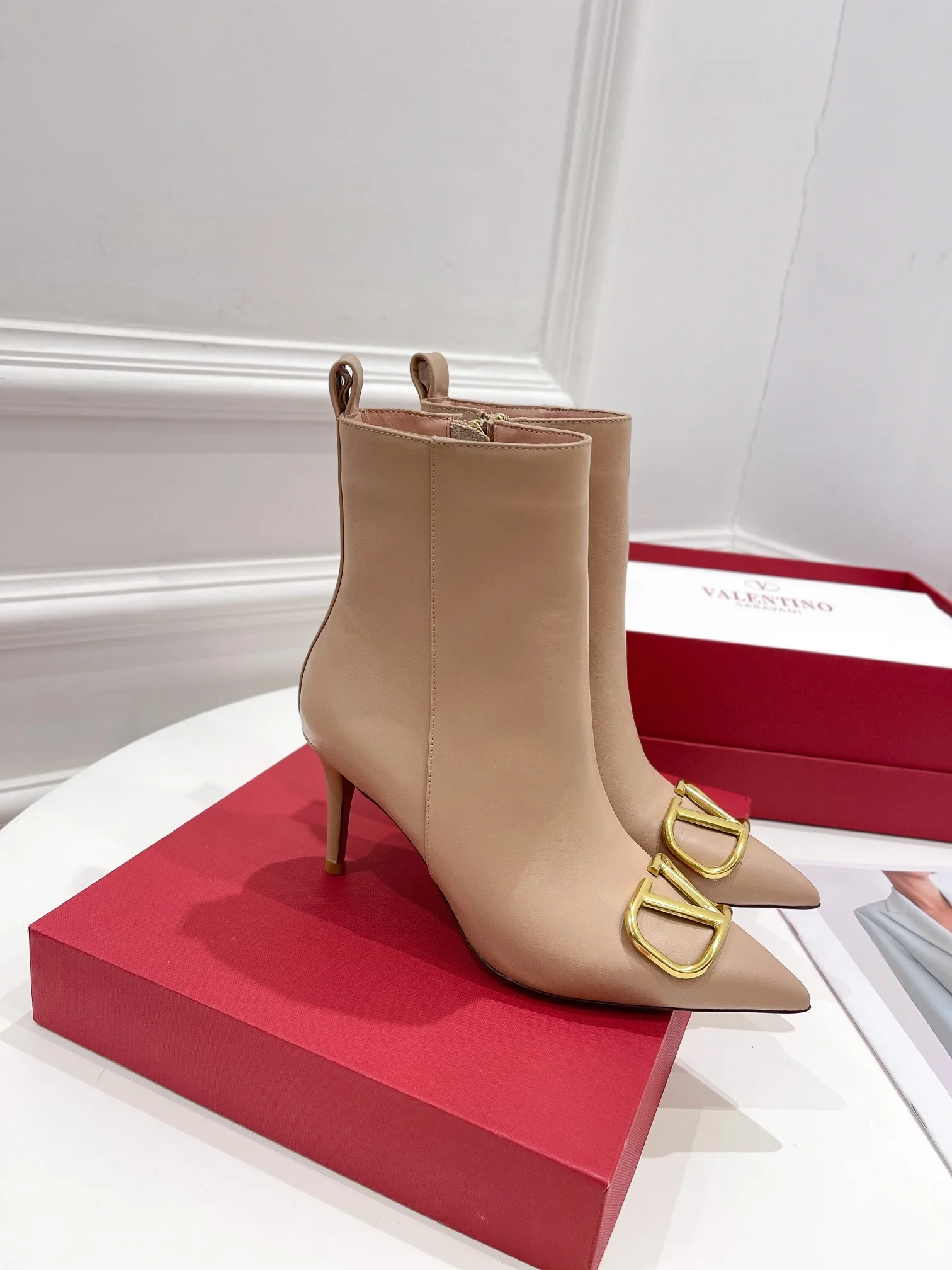 Новинка сезона осень/зима 2022 от Valentino - большие ботильоны с V-образным вырезом.