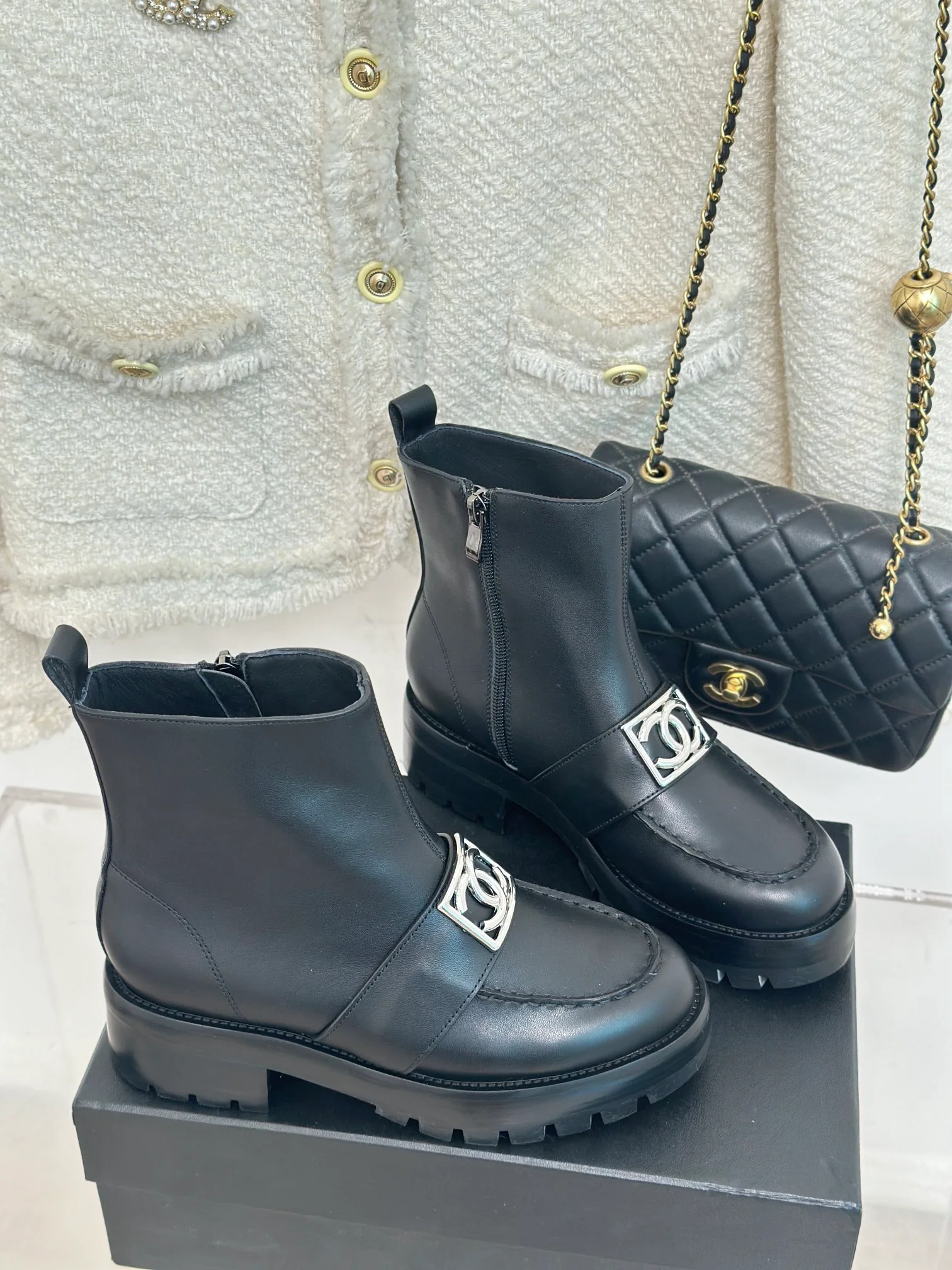 Новинка сезона осень/зима 2023 от Chanel - Ботильоны на массивном каблуке с квадратной пряжкой - Черные