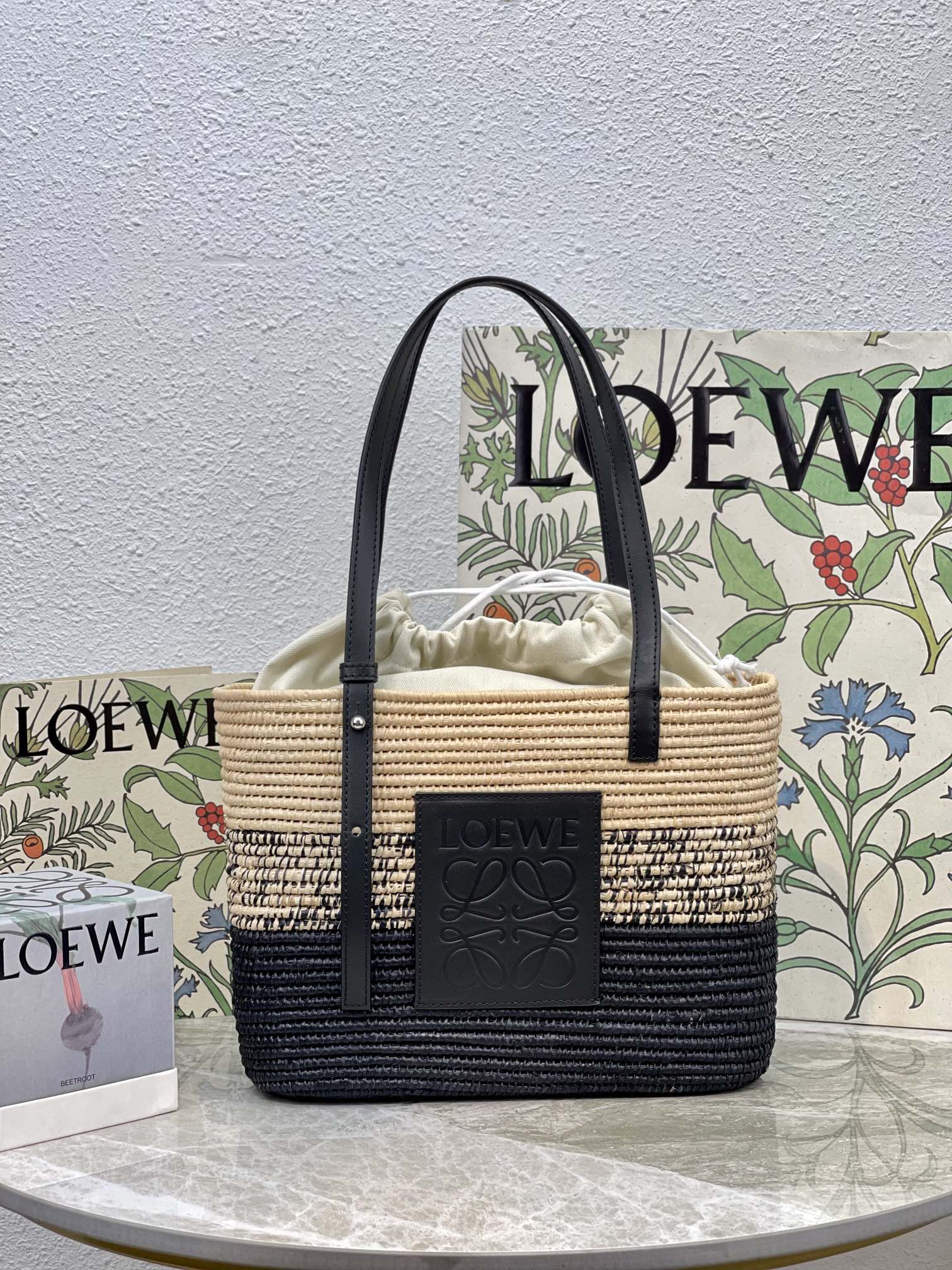 Летняя лимитированная серия соломенных сумок Loewe