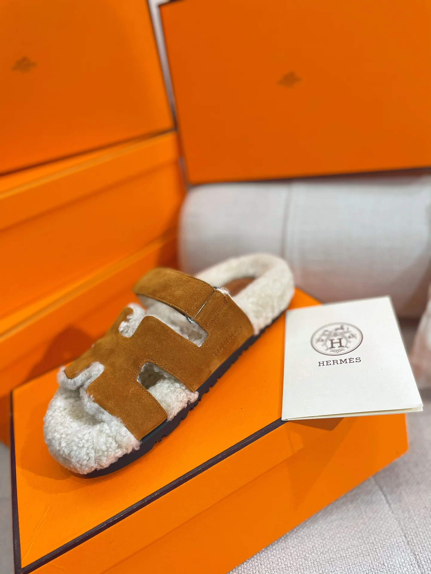 Новинка сезона осень/зима 2022 от Hermes - Домашние тапочки из овечьей шерсти и кожи в стиле пэчворк - Коричневые - 1 шт.