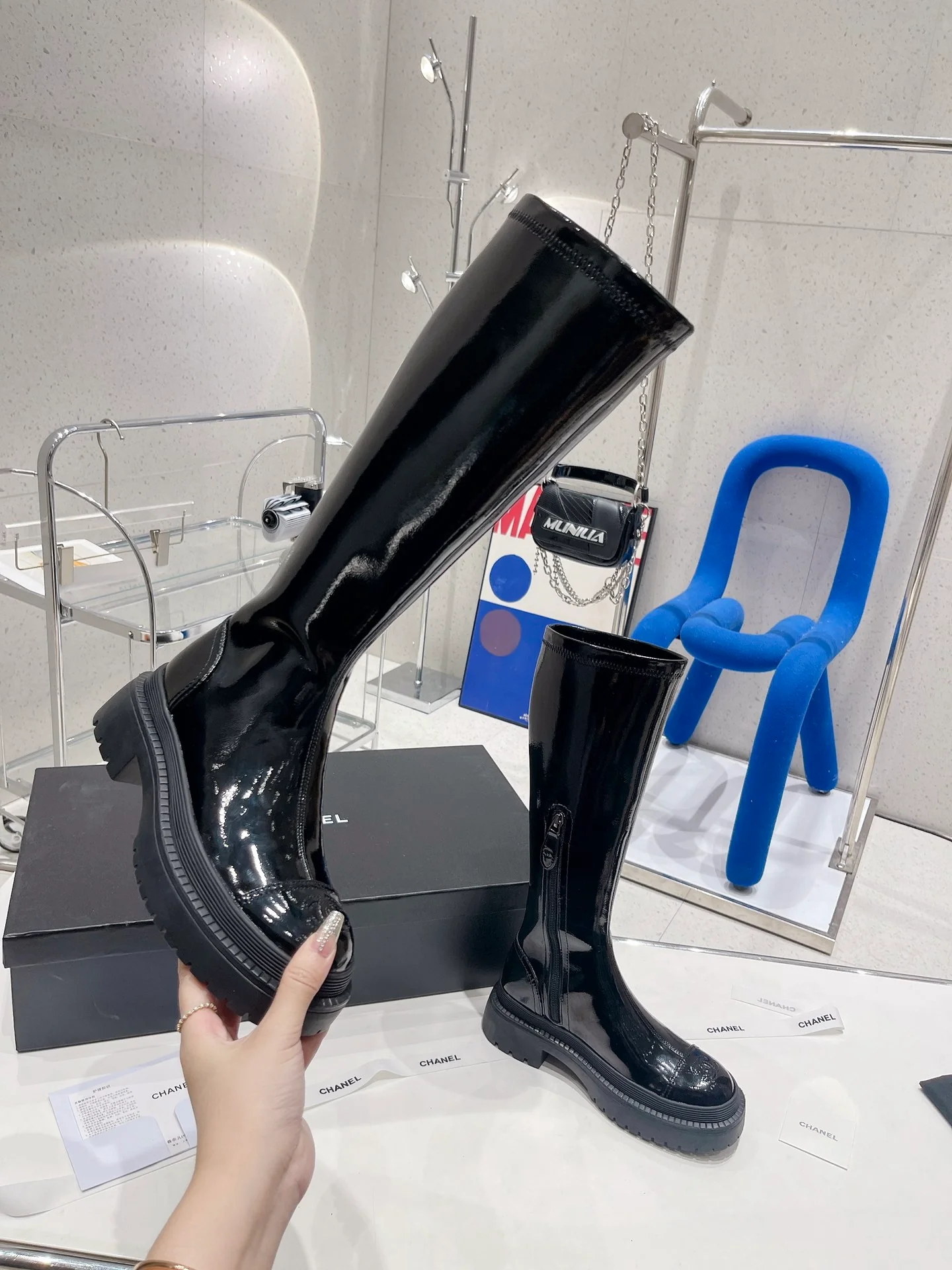 Высокие сапоги на платформе Chanel с эластичным поясом - черные