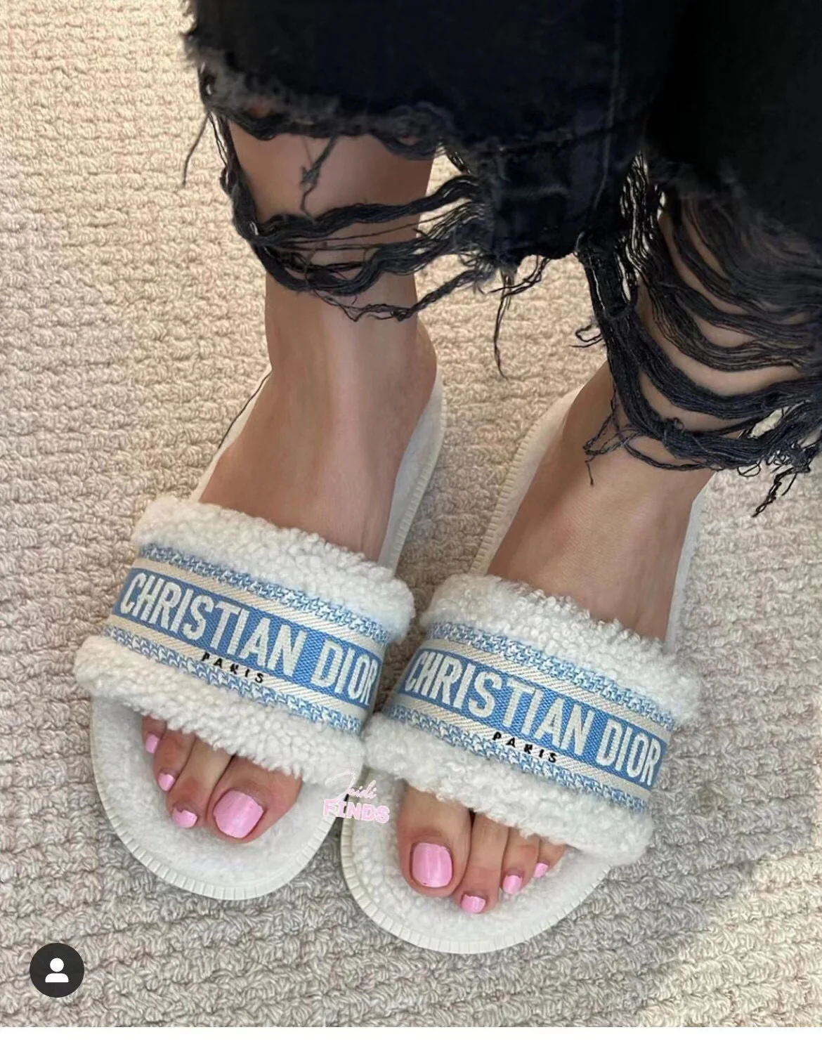 Меховые тапочки Dior на платформе с вышивкой - бело-голубые