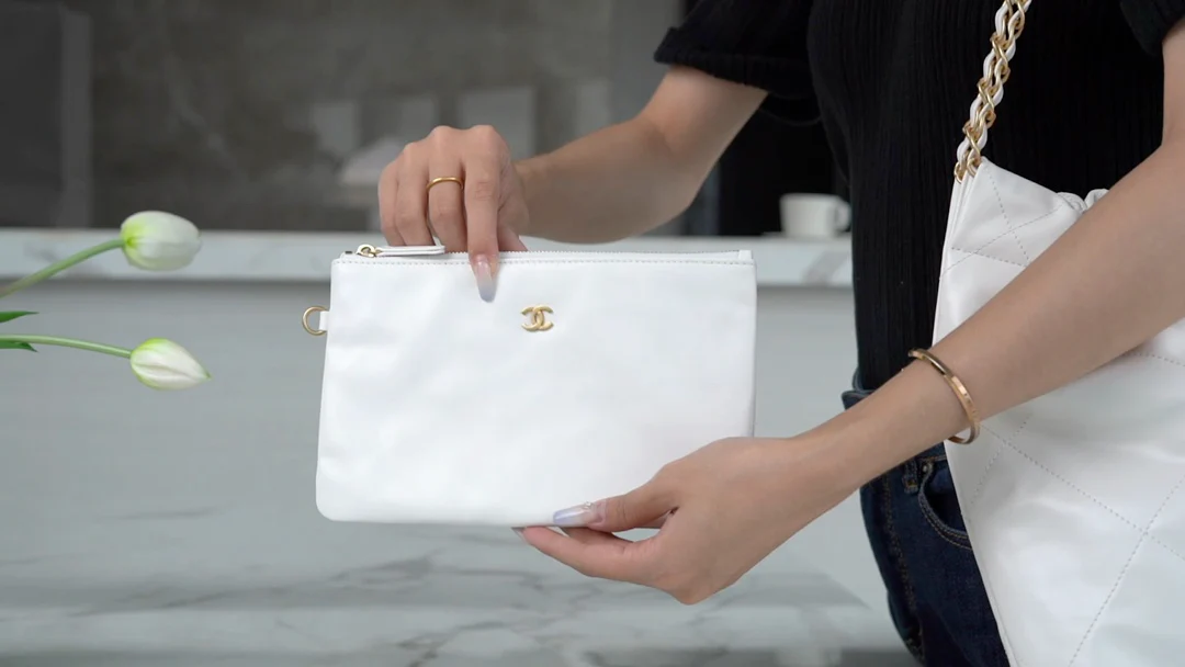 Сумка Chanel 22p 22bag, маленькая, белая, с золотой пряжкой.