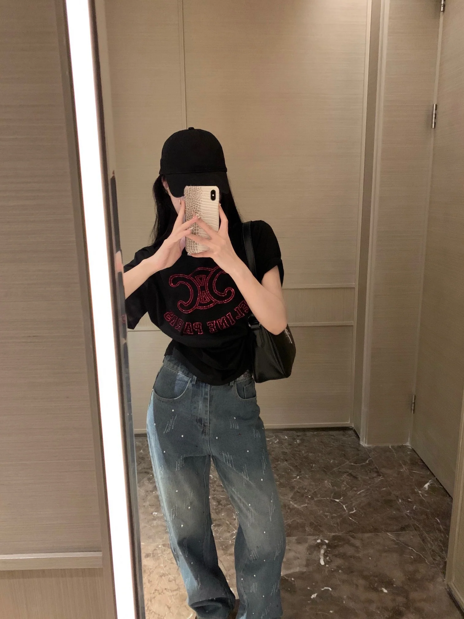 Футболка Celine 2403 с коротким рукавом и стразами - черная