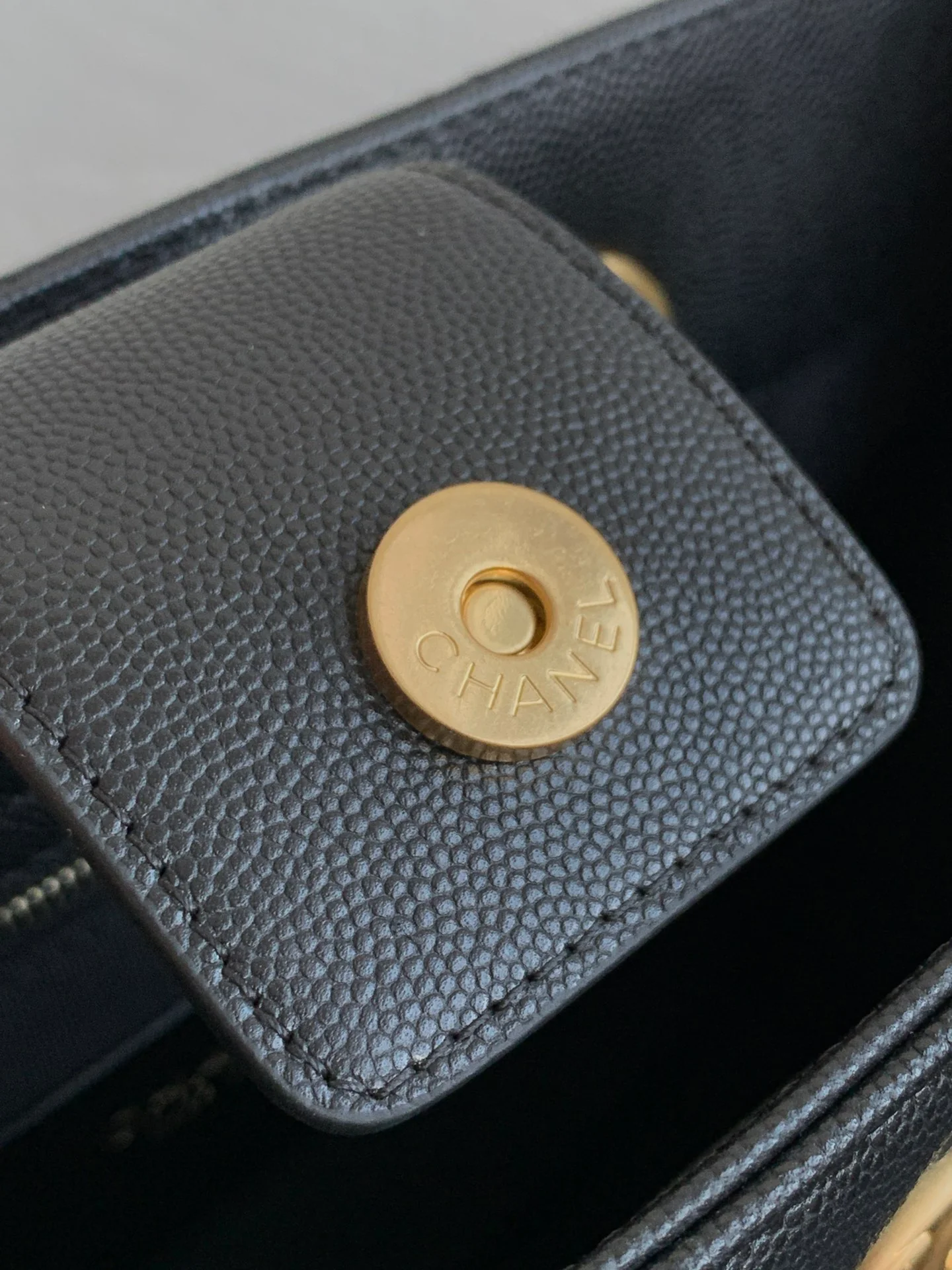 Сумка-тоут Chanel Two-in-One Letter Tote Bag - черная