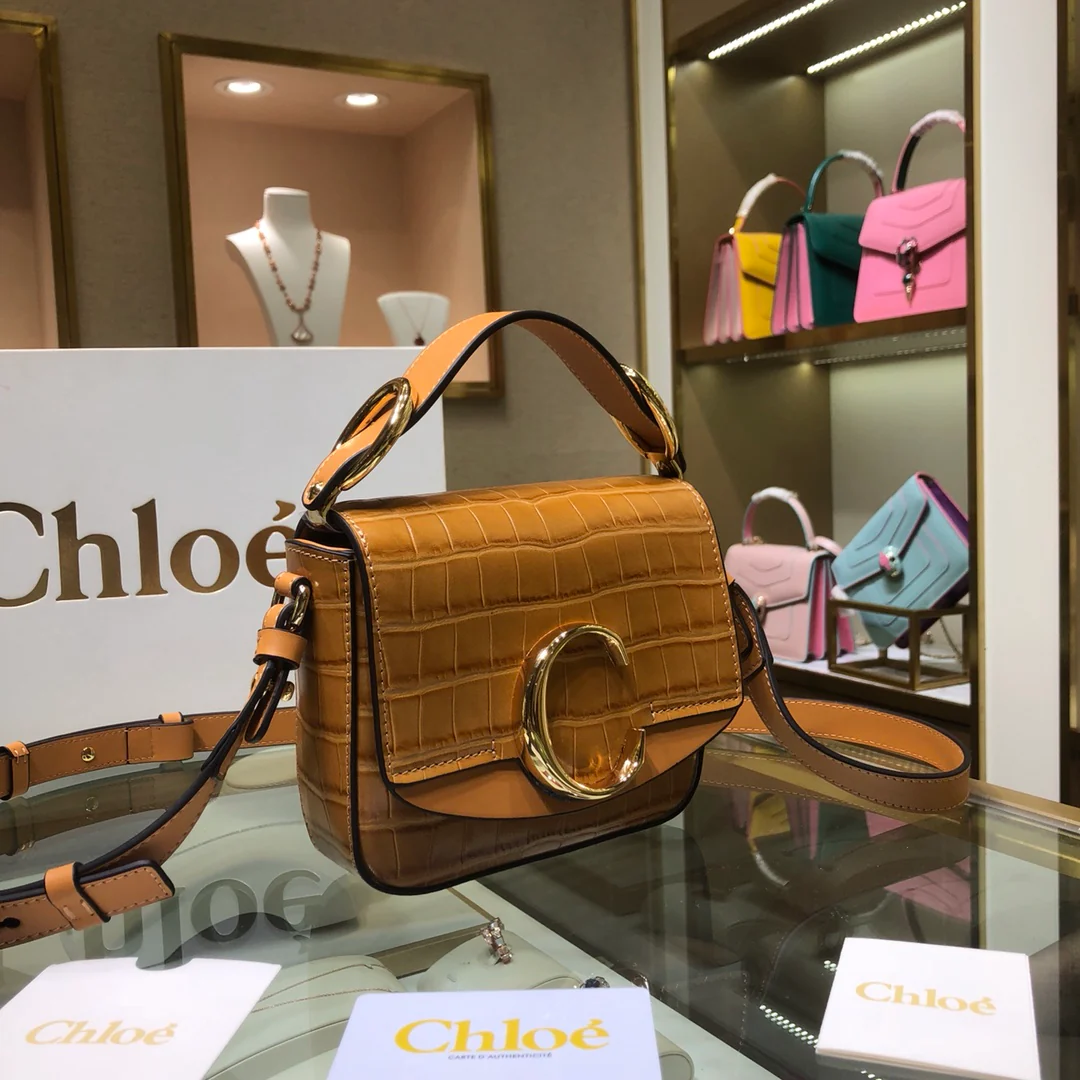 Сумка Chloe C-bag с тиснением под крокодиловую кожу, светло-коричневого цвета.