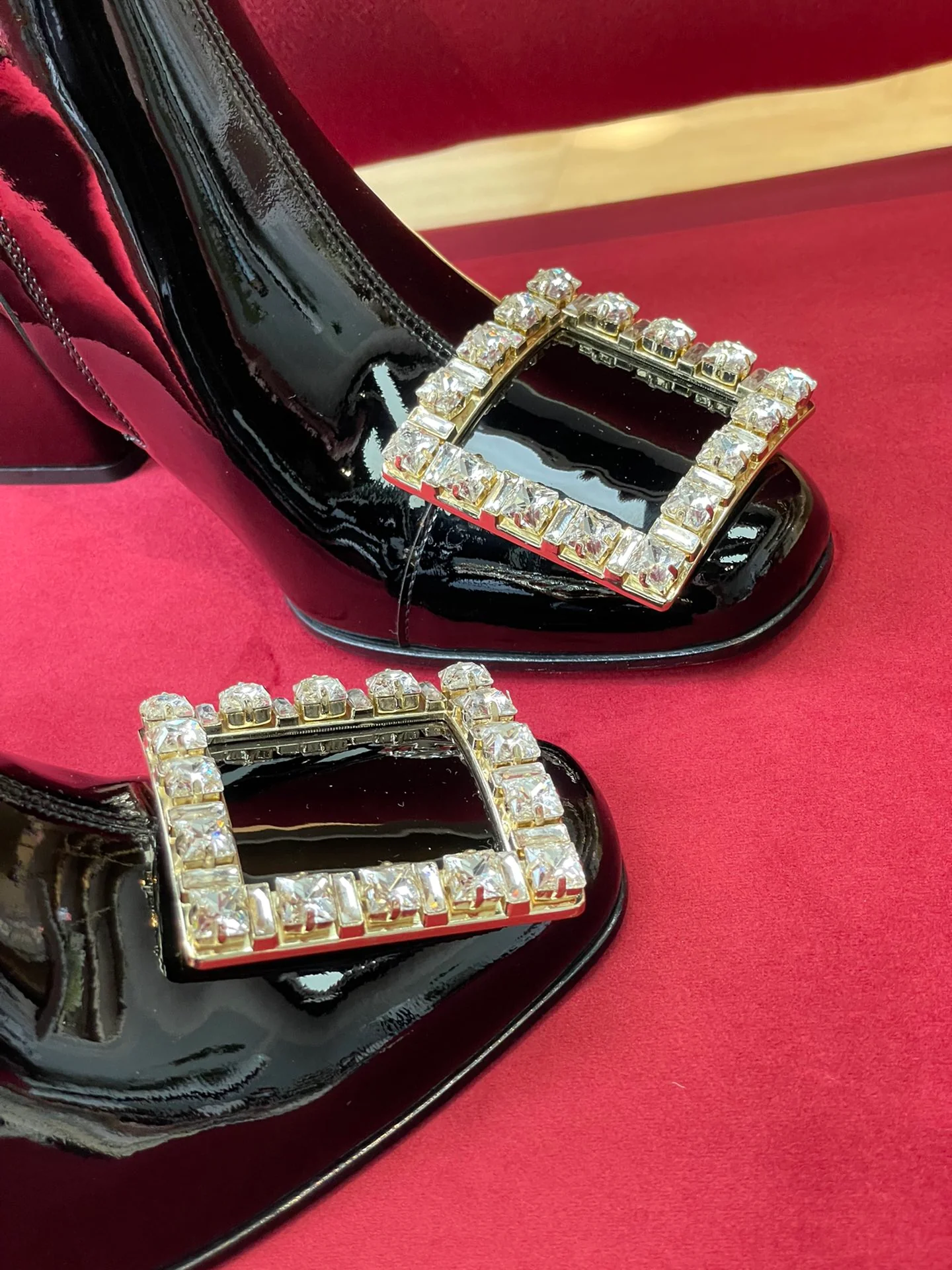 Обувь RV - Коллекция осень/зима 2022 - Лакированные ботильоны с пряжками, украшенными стразами.