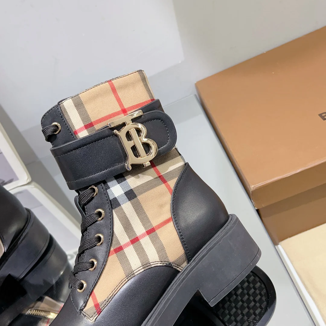 Новинка сезона осень/зима 2023 от Burberry - Ботильоны на массивном каблуке - Черные в клетку