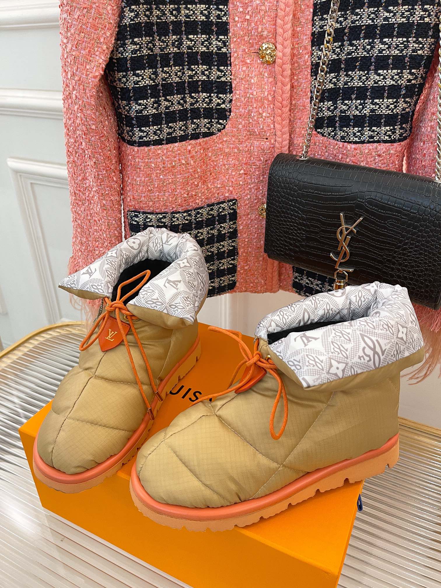 Снежные сапоги LV — абрикосовый цвет