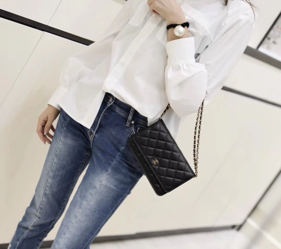 Chanel - Классическая брошь WOC - Черная кожа личи, золотая пуговица