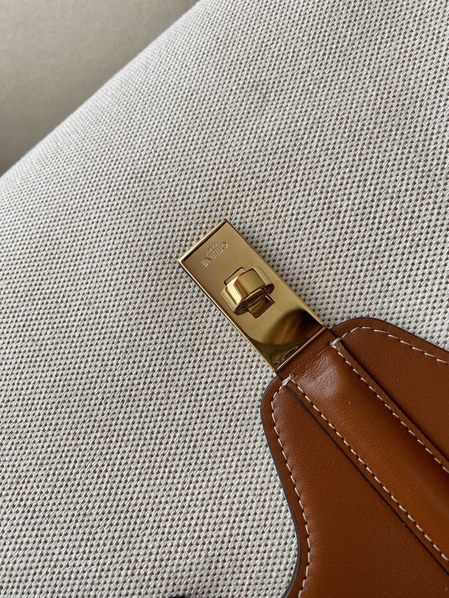 Сумка Celine Soft 16 Medium из канваса и кожи.