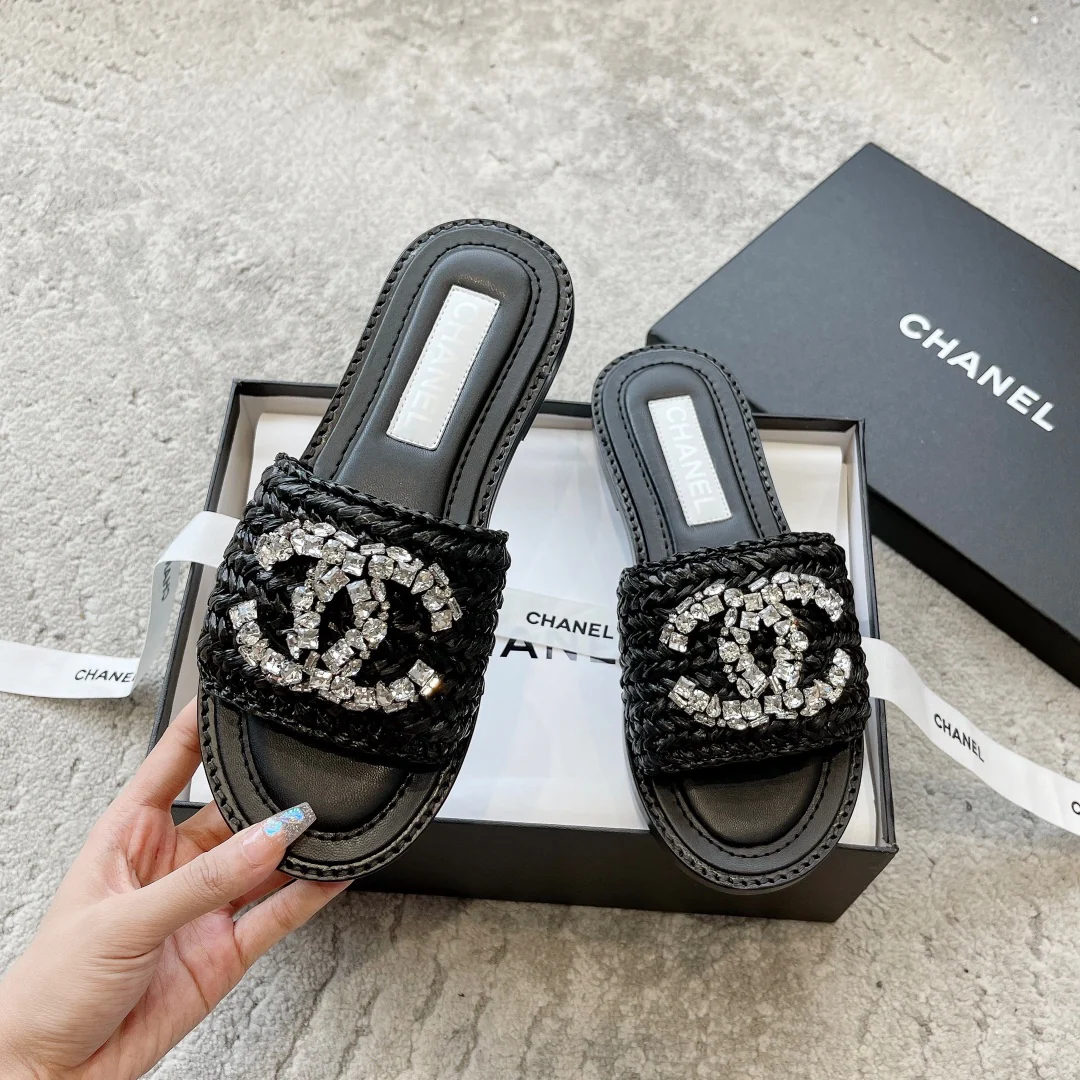Новинка сезона весна/лето 2023 от Chanel - плетеные тапочки со стразами - черные