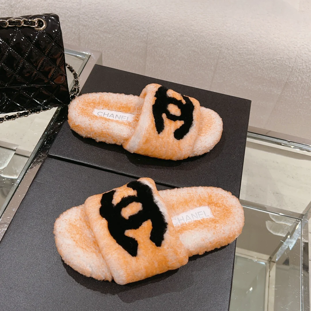 Новинка сезона осень/зима 2023 от Chanel — Меховые тапочки — Оранжево-абрикосовые